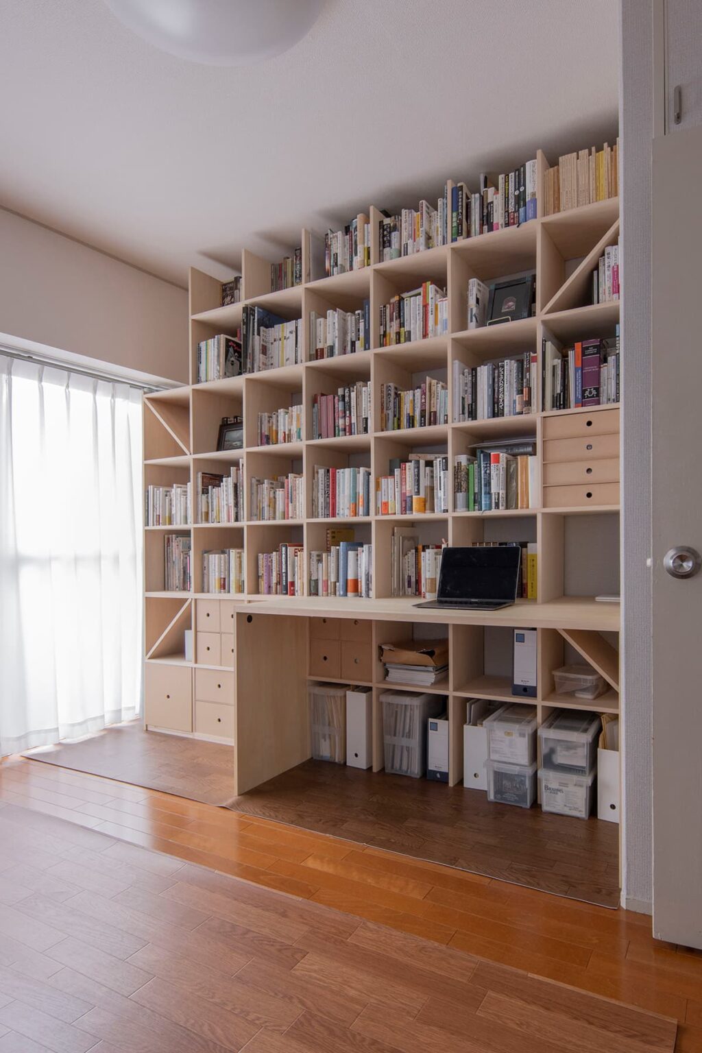 書斎リフォームの費用やレイアウト実例　収納本棚やミニ書斎の作り方もご紹介