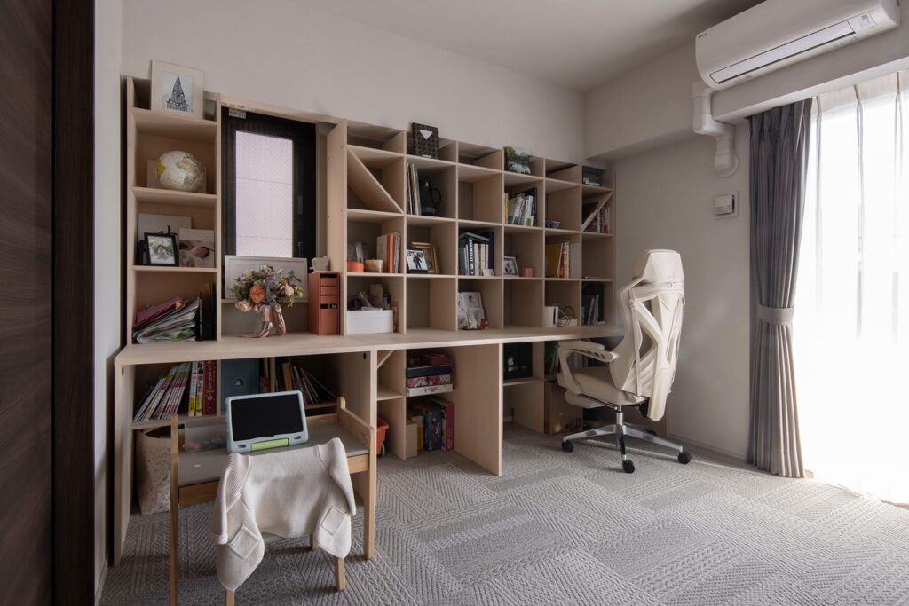 書斎リフォームの費用やレイアウト実例　収納本棚やミニ書斎の作り方もご紹介