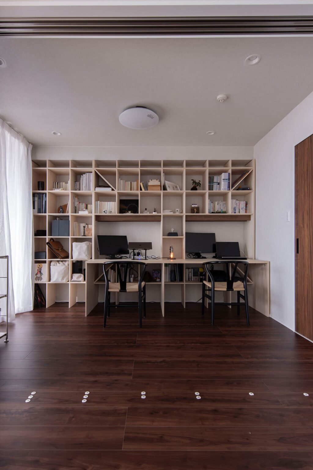書斎リフォームの費用やレイアウト実例　収納本棚やミニ書斎の作り方もご紹介