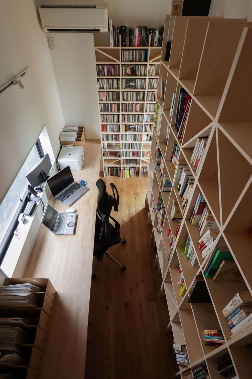 書斎リフォームの費用やレイアウト実例　収納本棚やミニ書斎の作り方もご紹介