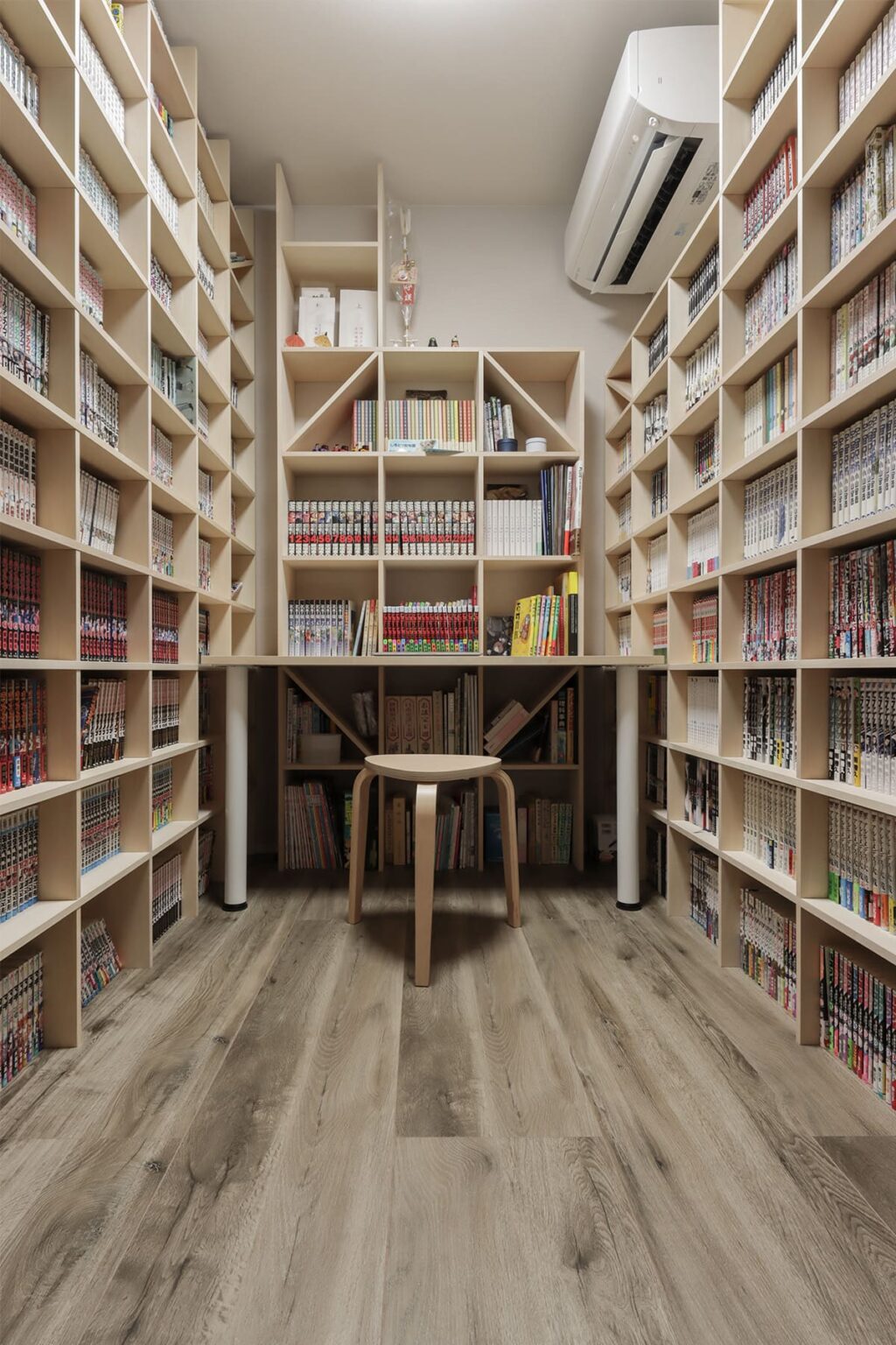 壮大なコミック本専用の書斎 - Shelf 壁一面のコミック本棚 奥行180mm - マルゲリータお客様事例