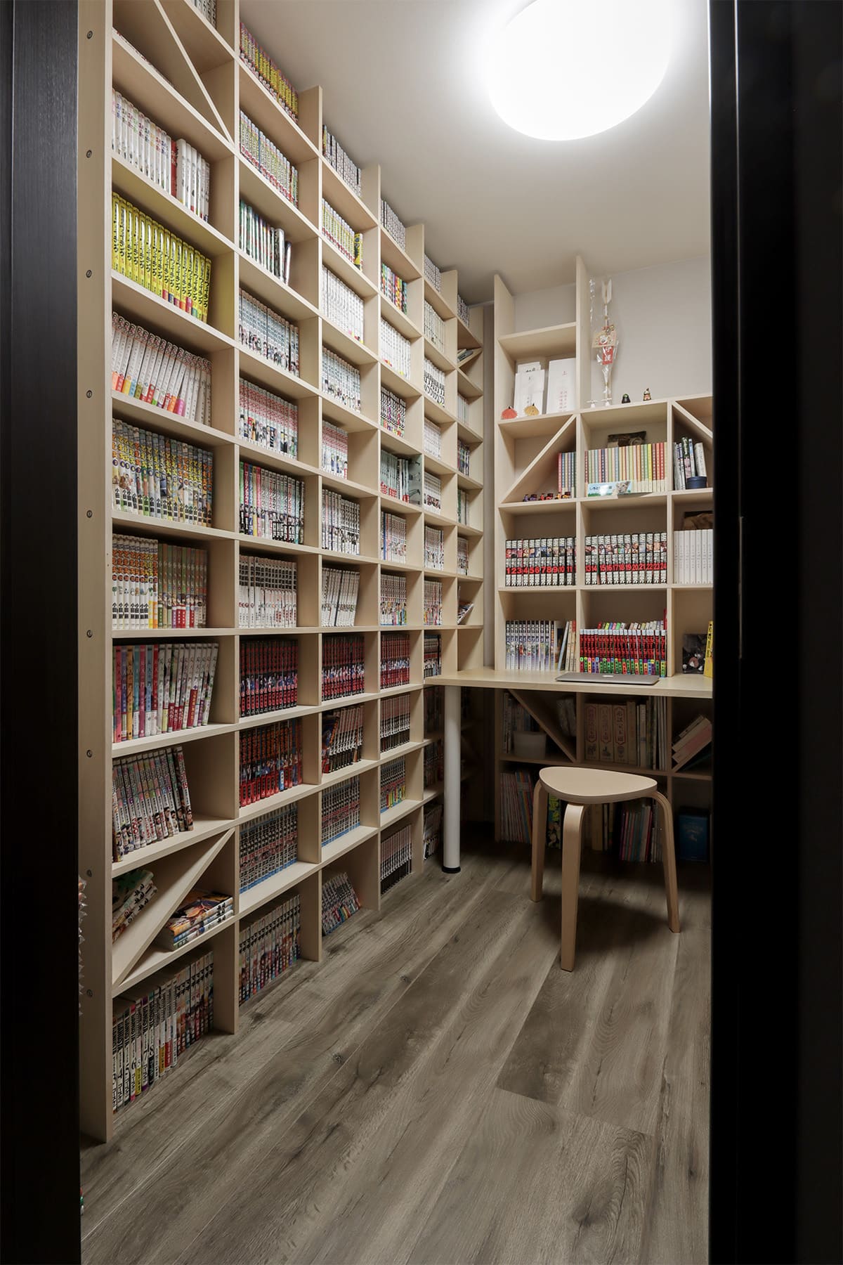 壮大なコミック本専用の書斎 - Shelf 壁一面のコミック本棚 奥行180mm - マルゲリータお客様事例