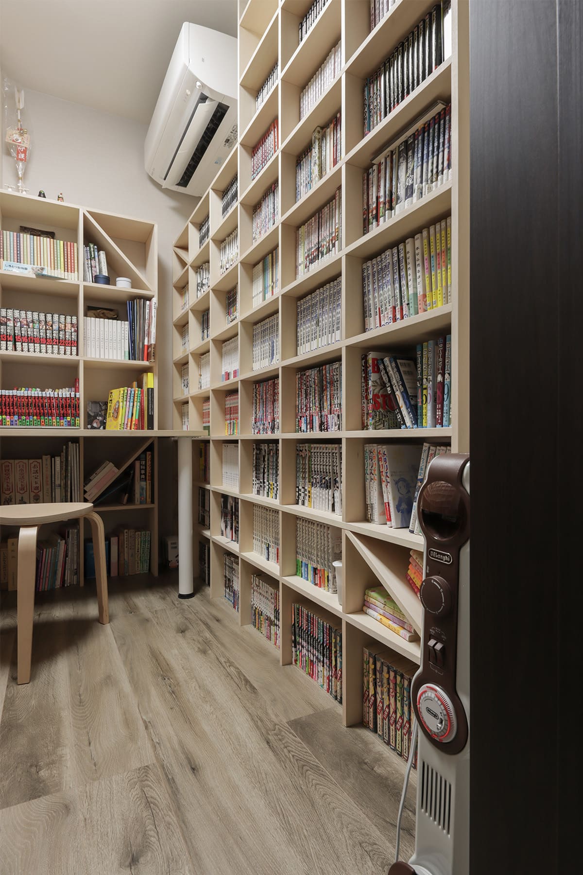 壮大なコミック本専用の書斎 - Shelf 壁一面のコミック本棚 奥行180mm - マルゲリータお客様事例