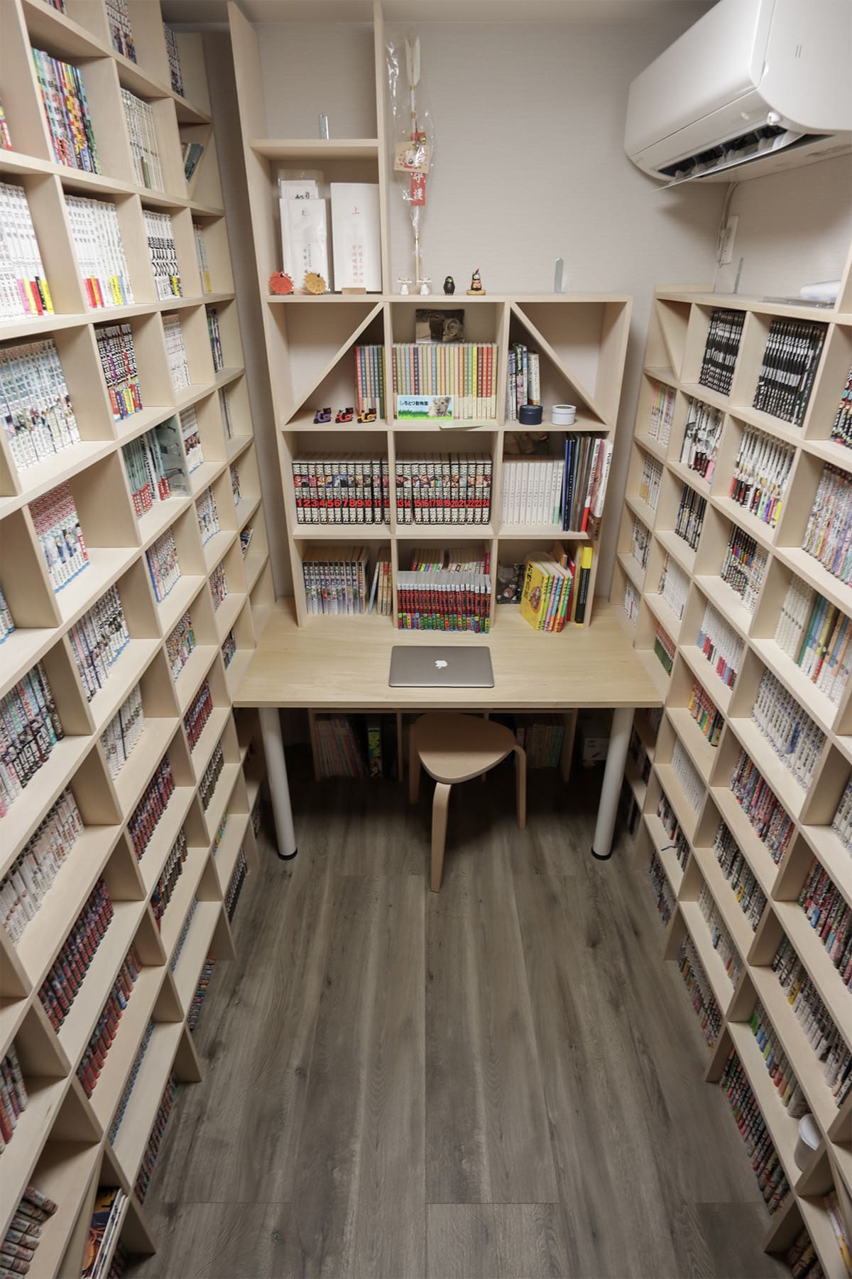 壮大なコミック本専用の書斎 - Shelf 壁一面のコミック本棚 奥行180mm - マルゲリータお客様事例