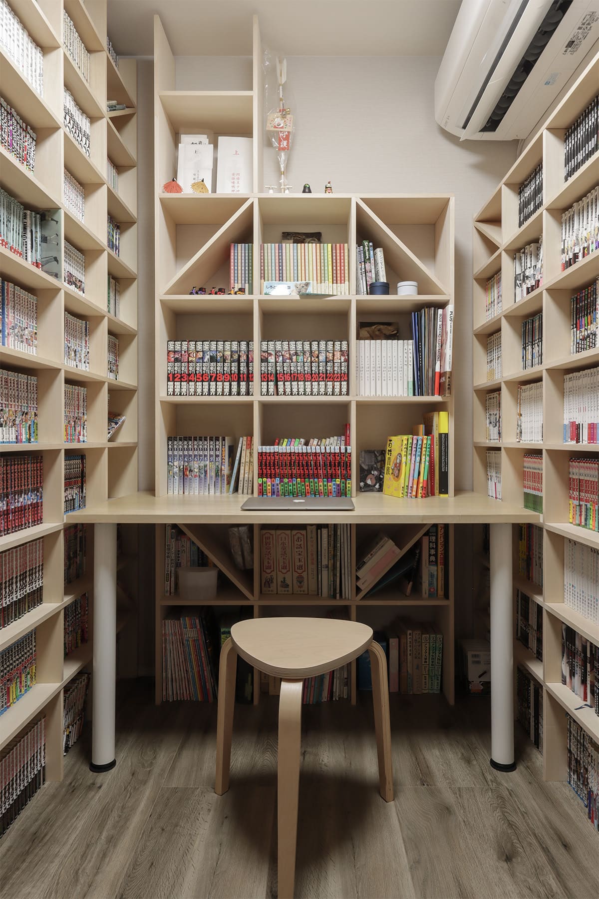 壮大なコミック本専用の書斎 - Shelf 壁一面のコミック本棚 奥行180mm - マルゲリータお客様事例