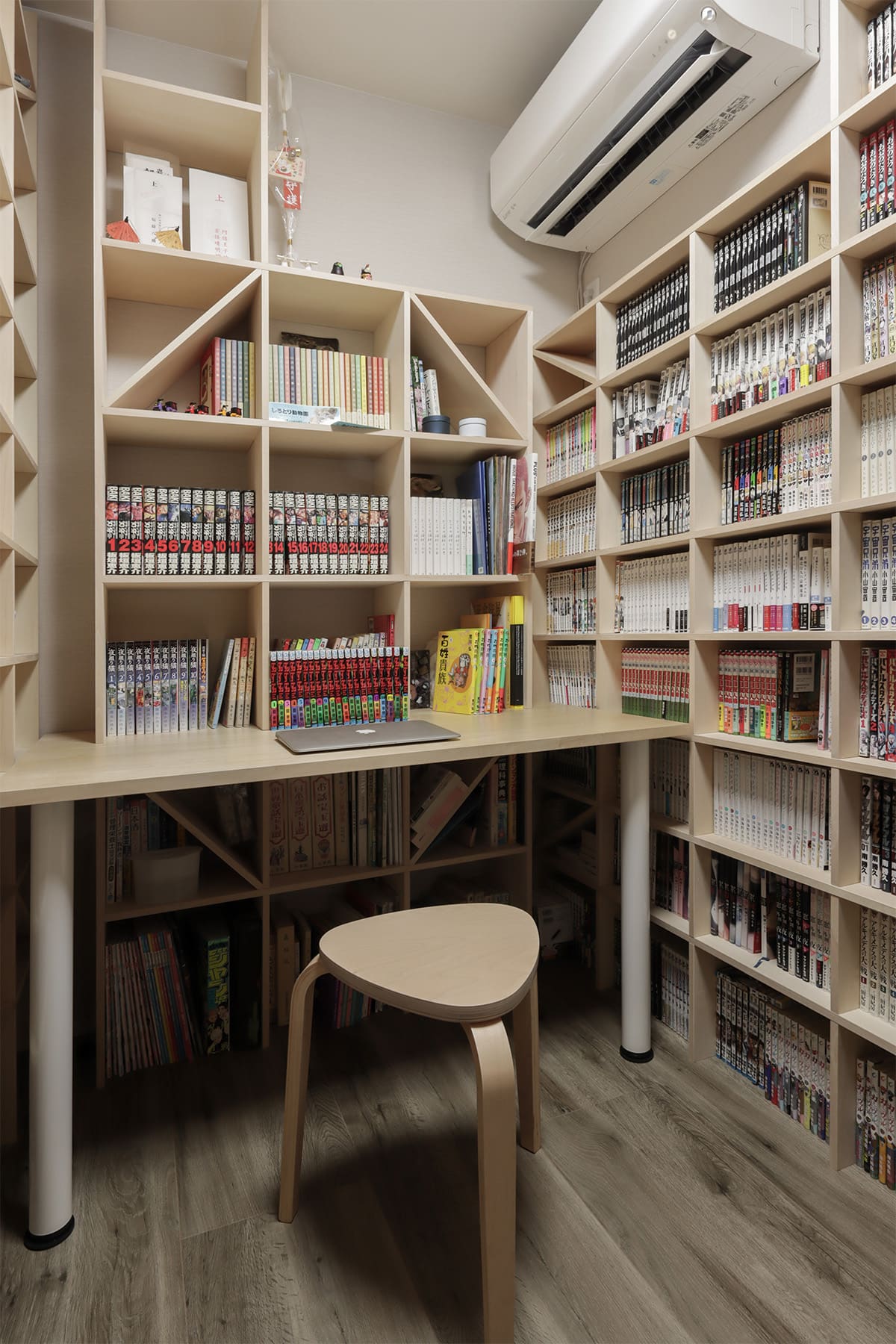 壮大なコミック本専用の書斎 - Shelf 壁一面のコミック本棚 奥行180mm - マルゲリータお客様事例
