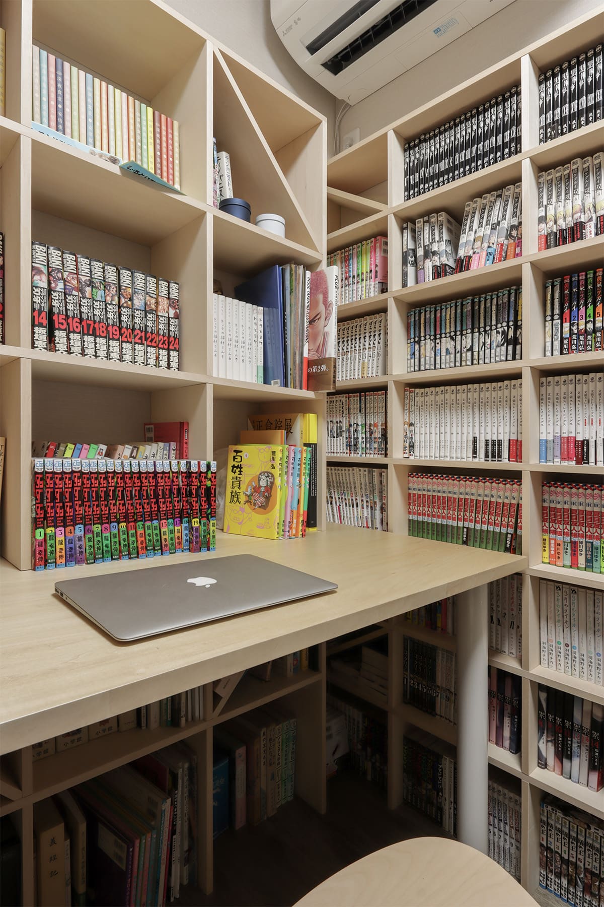 壮大なコミック本専用の書斎 - Shelf 壁一面のコミック本棚 奥行180mm - マルゲリータお客様事例