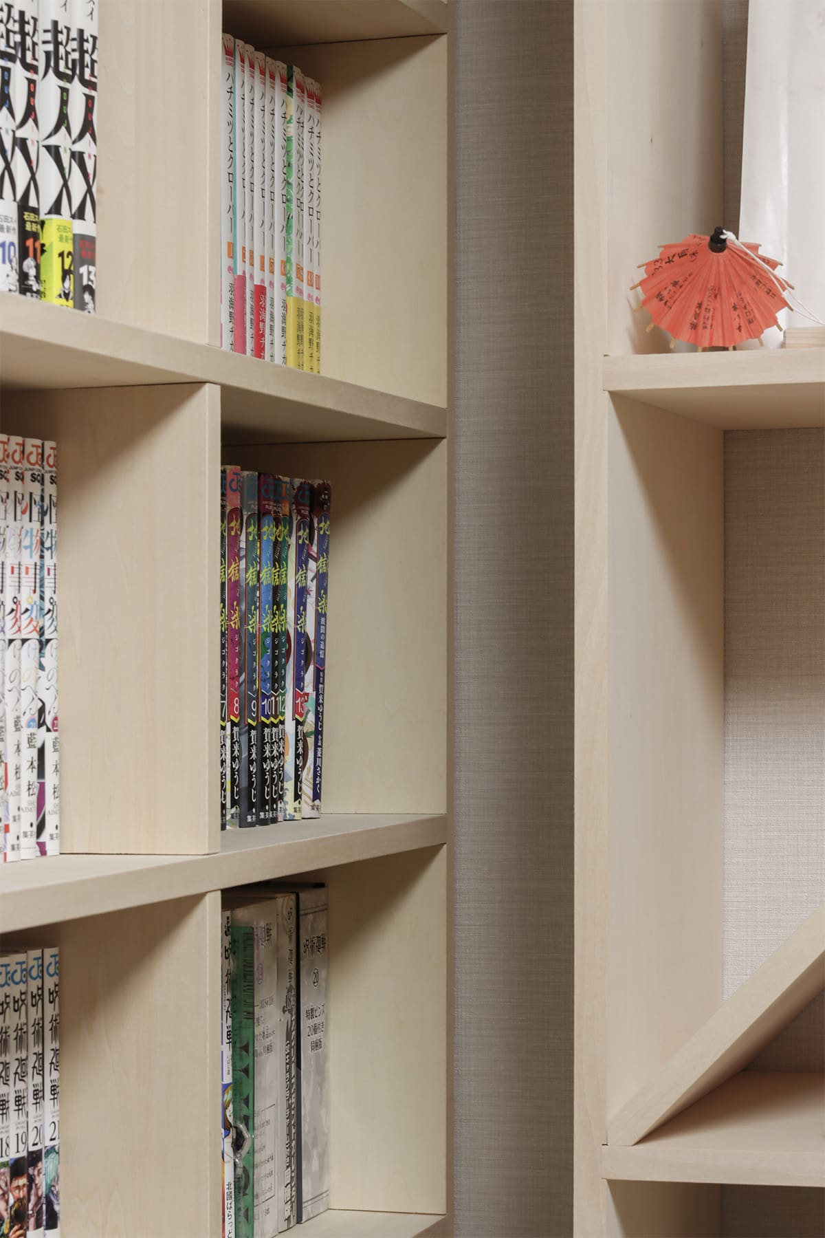 壮大なコミック本専用の書斎 - Shelf 壁一面のコミック本棚 奥行180mm - マルゲリータお客様事例