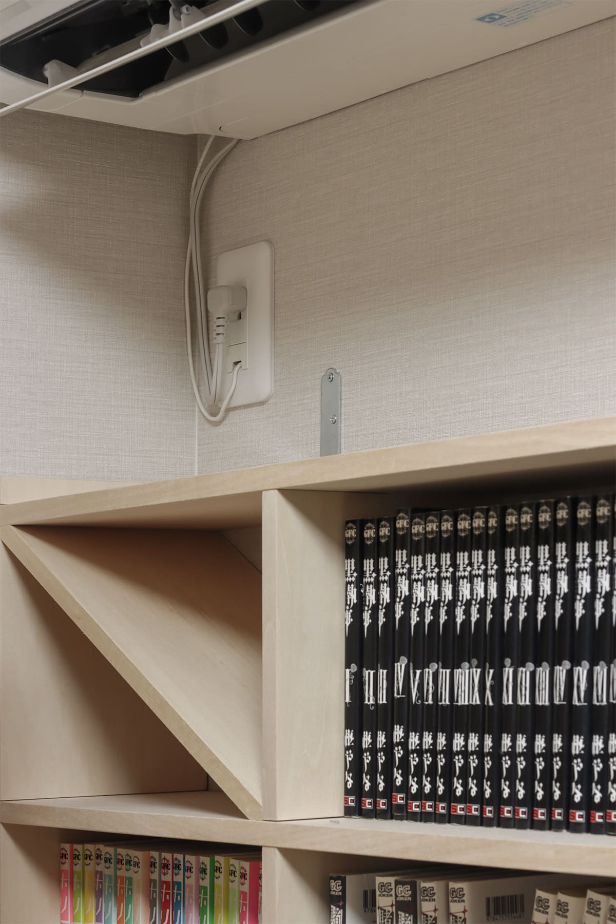 壮大なコミック本専用の書斎 - Shelf 壁一面のコミック本棚 奥行180mm - マルゲリータお客様事例