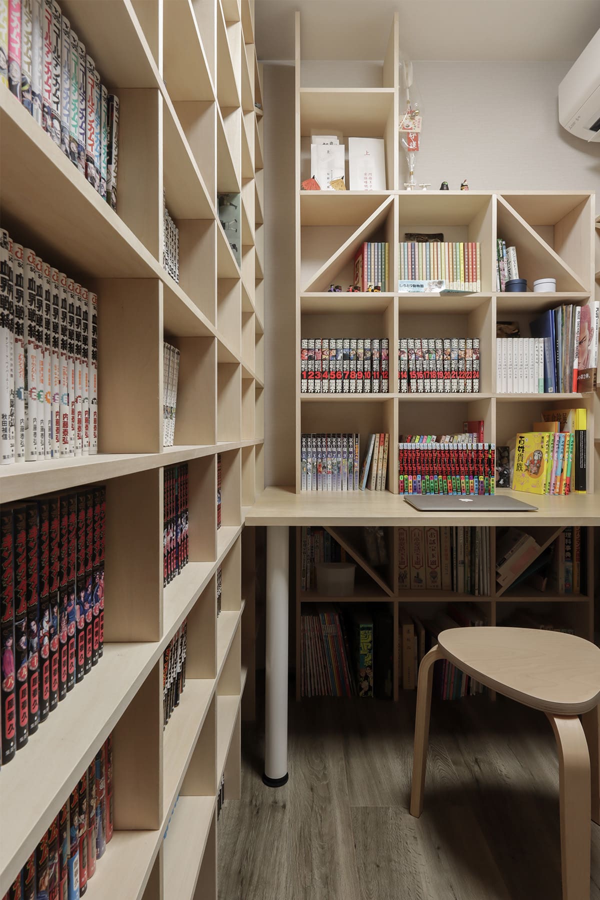 壮大なコミック本専用の書斎 - Shelf 壁一面のコミック本棚 奥行180mm - マルゲリータお客様事例