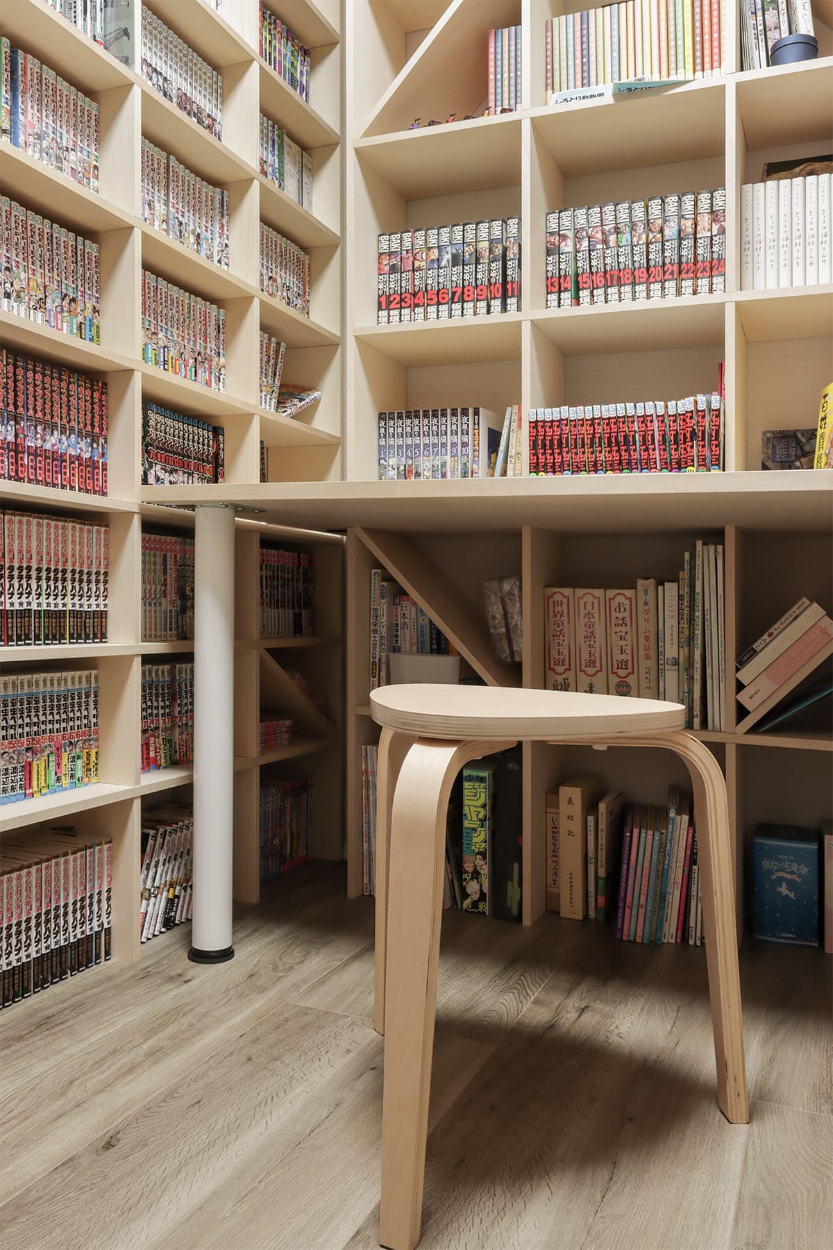 壮大なコミック本専用の書斎 - Shelf 壁一面のコミック本棚 奥行180mm - マルゲリータお客様事例