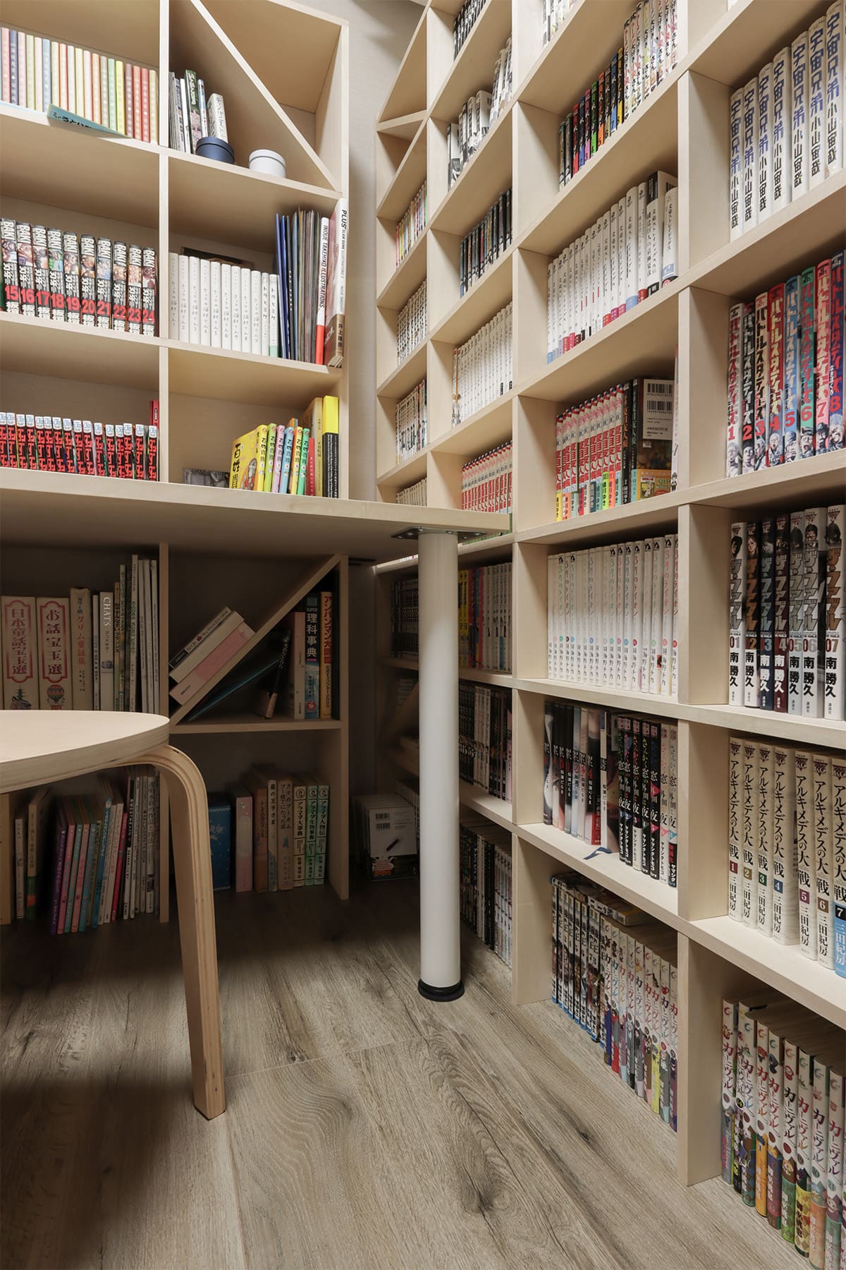 壮大なコミック本専用の書斎 - Shelf 壁一面のコミック本棚 奥行180mm - マルゲリータお客様事例