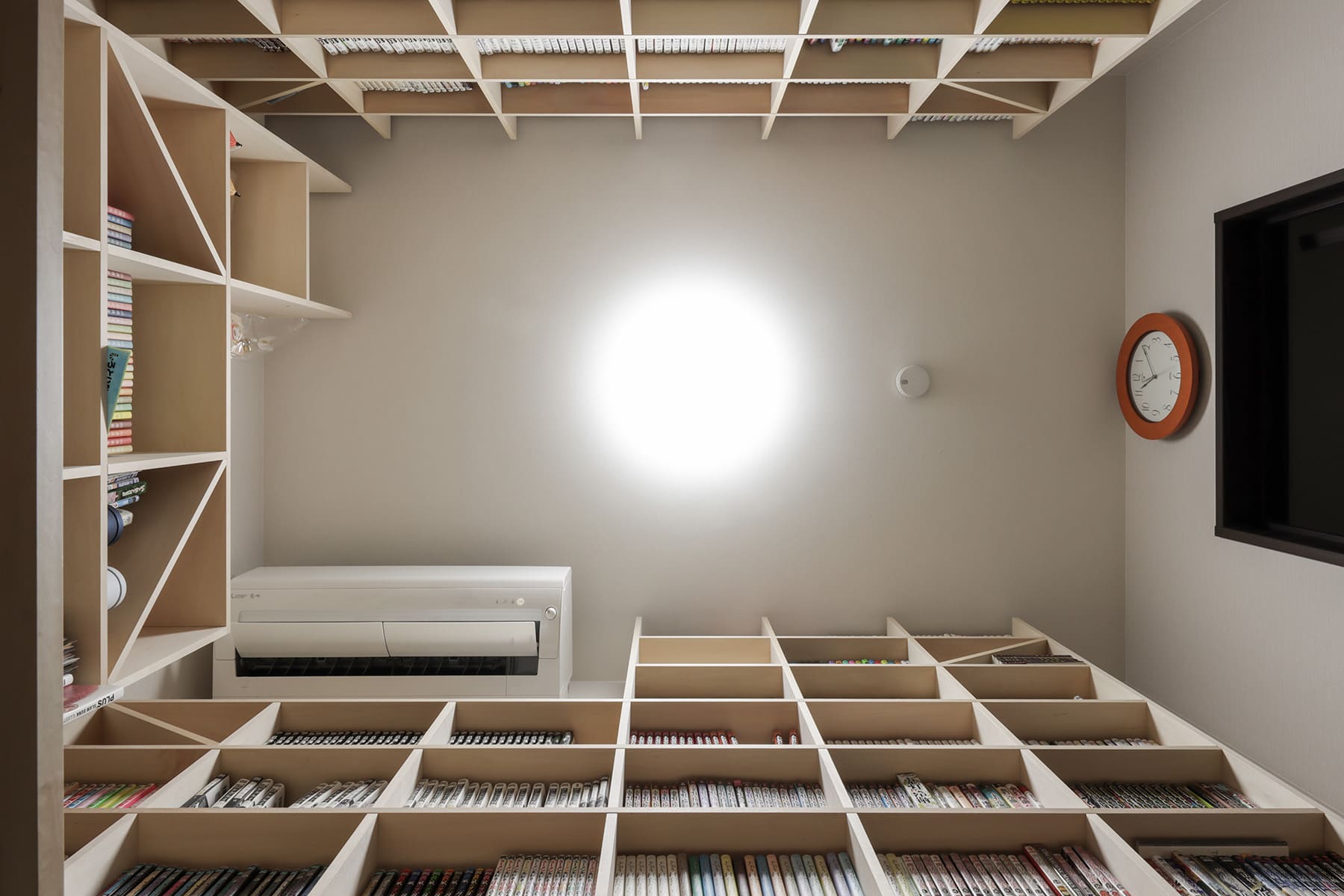 壮大なコミック本専用の書斎 - Shelf 壁一面のコミック本棚 奥行180mm - マルゲリータお客様事例