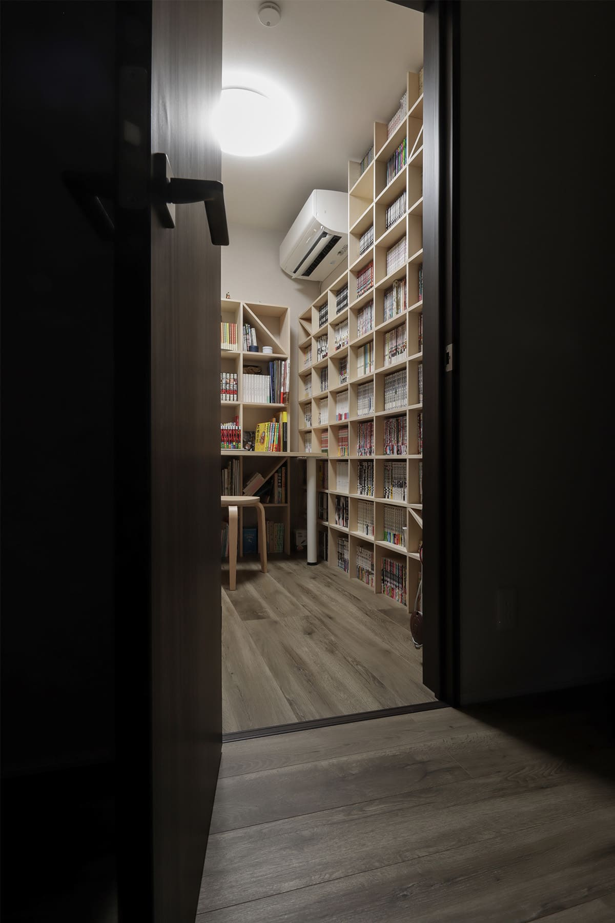 壮大なコミック本専用の書斎 - Shelf 壁一面のコミック本棚 奥行180mm - マルゲリータお客様事例