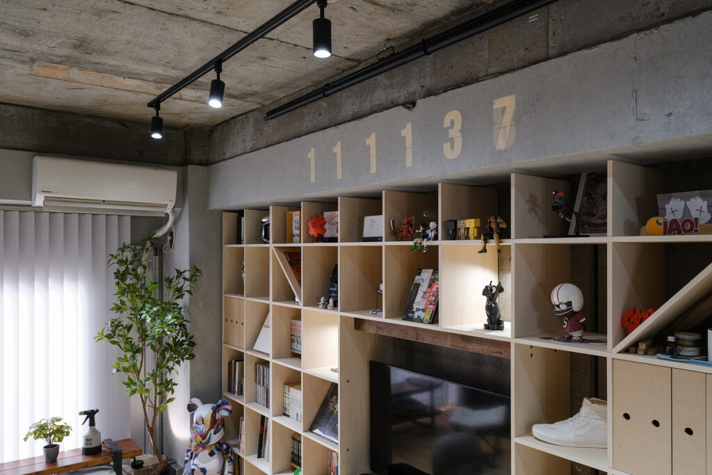 大きなリビングボード - Shelf 壁一面の本棚 奥行350mm - マルゲリータお客様事例