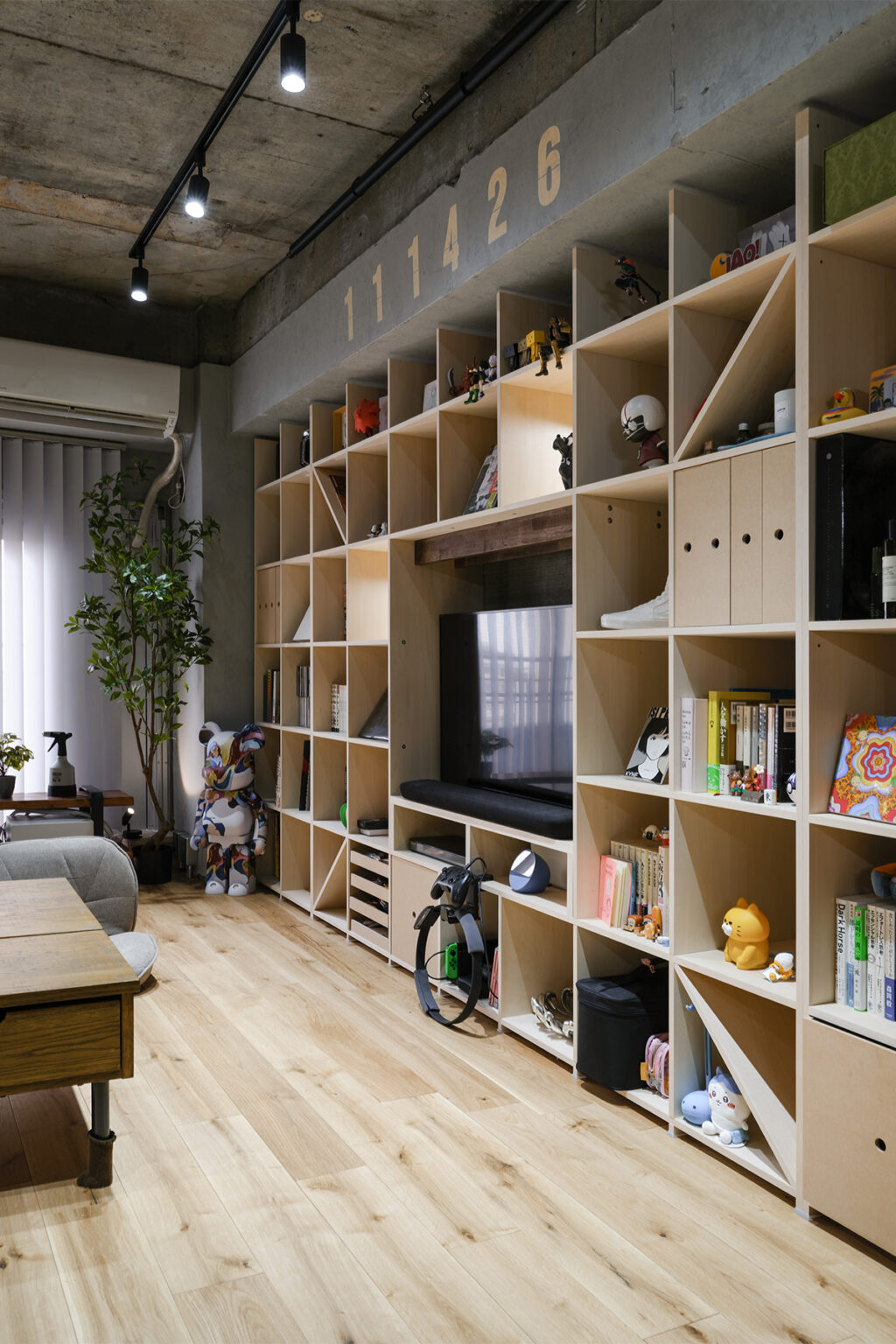 大きなリビングボード - Shelf 壁一面の本棚 奥行350mm - マルゲリータお客様事例