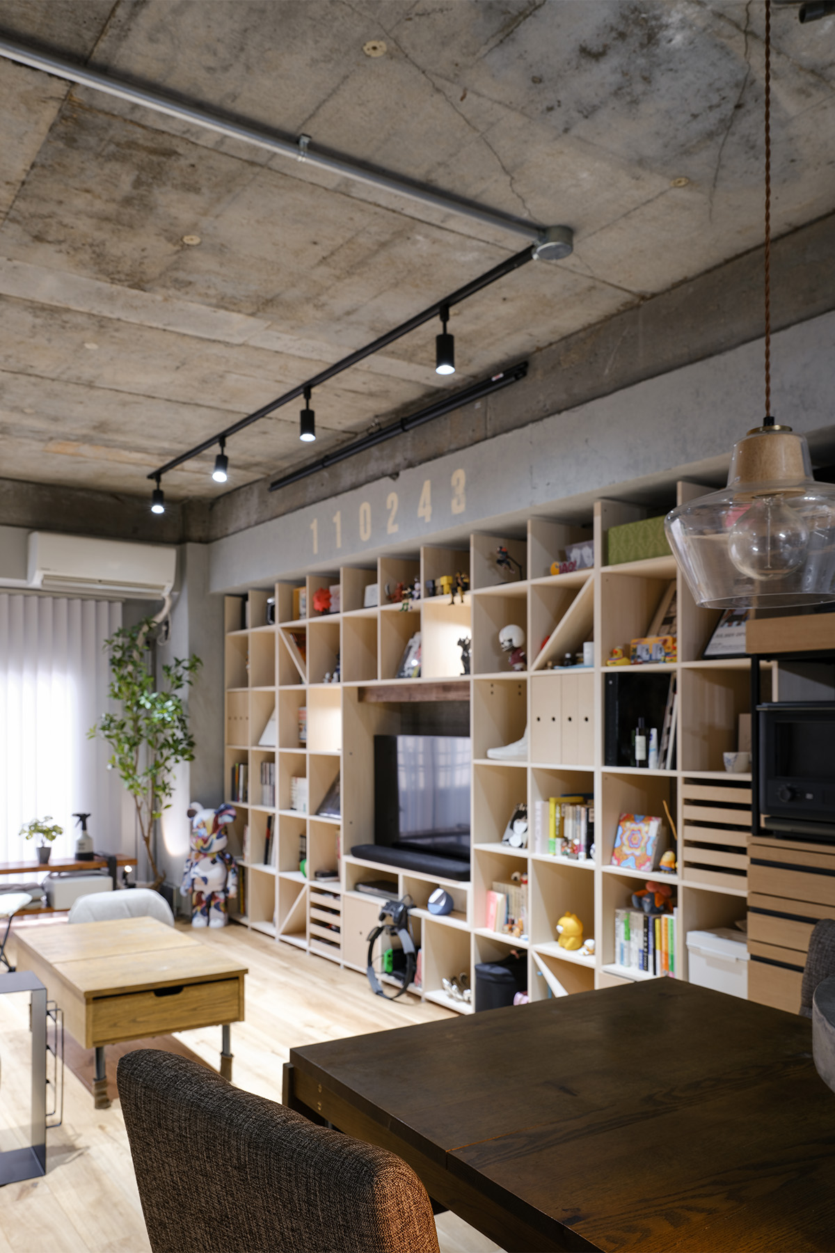 大きなリビングボード - Shelf 壁一面の本棚 奥行350mm - マルゲリータお客様事例