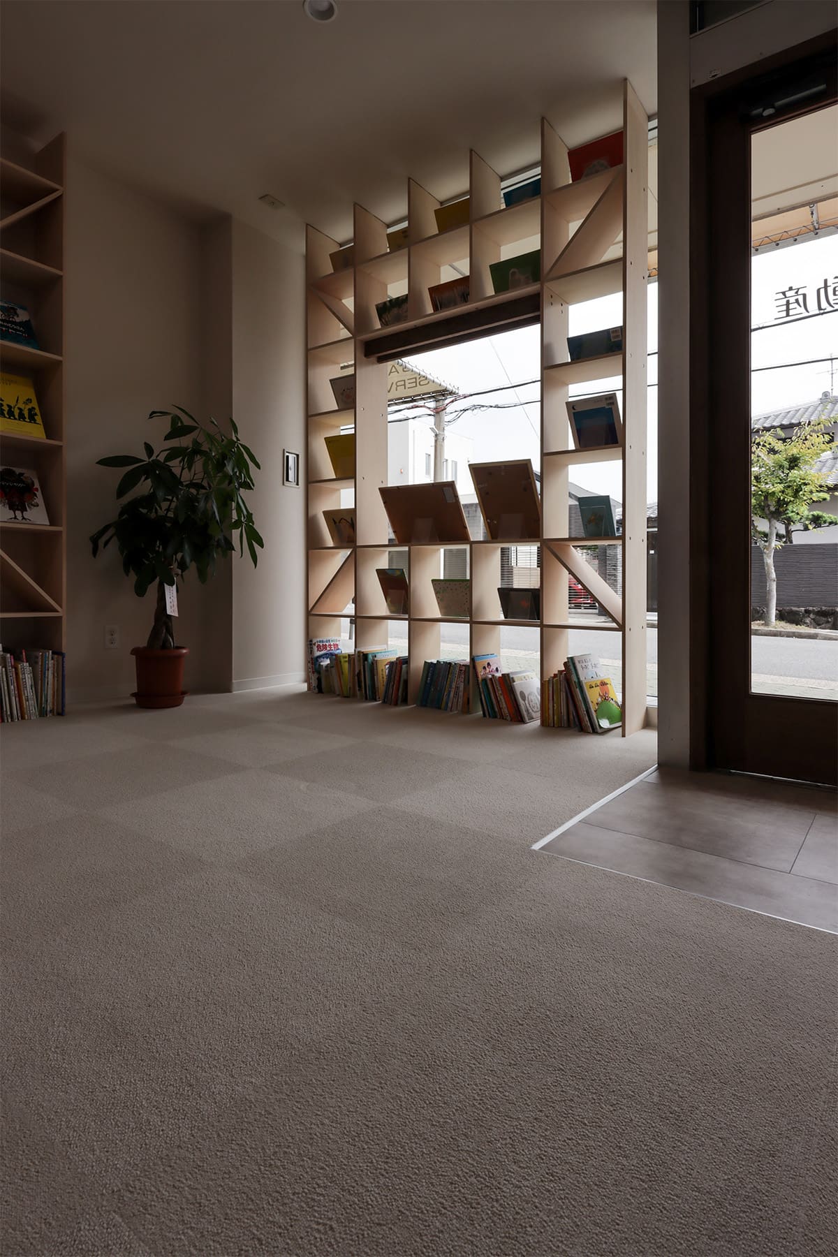 株式会社えほん不動産　様 - Shelf 壁一面の本棚 奥行250mm - マルゲリータお客様事例