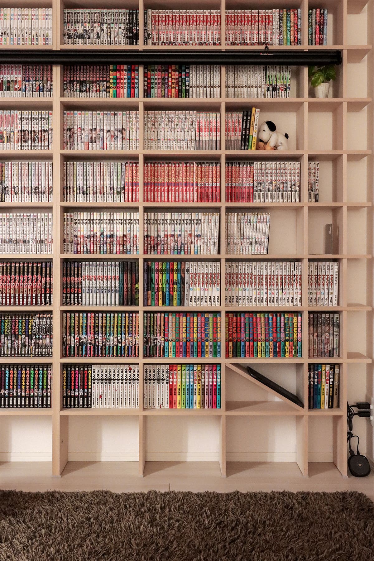 リビングと寝室のコミック本棚 - Shelf 壁一面のコミック本棚 奥行180mm - マルゲリータお客様事例