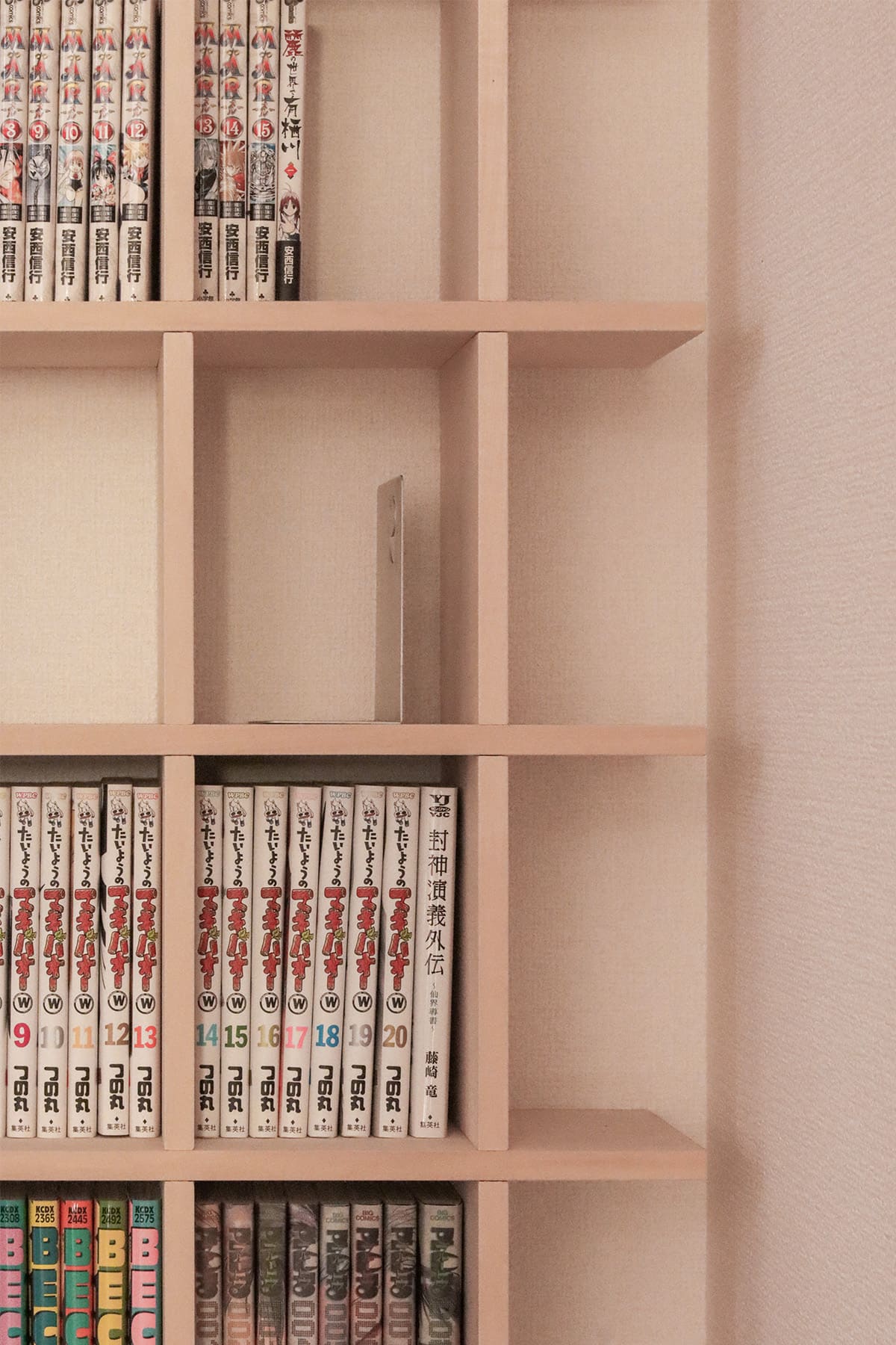 リビングと寝室のコミック本棚 - Shelf 壁一面のコミック本棚 奥行180mm - マルゲリータお客様事例