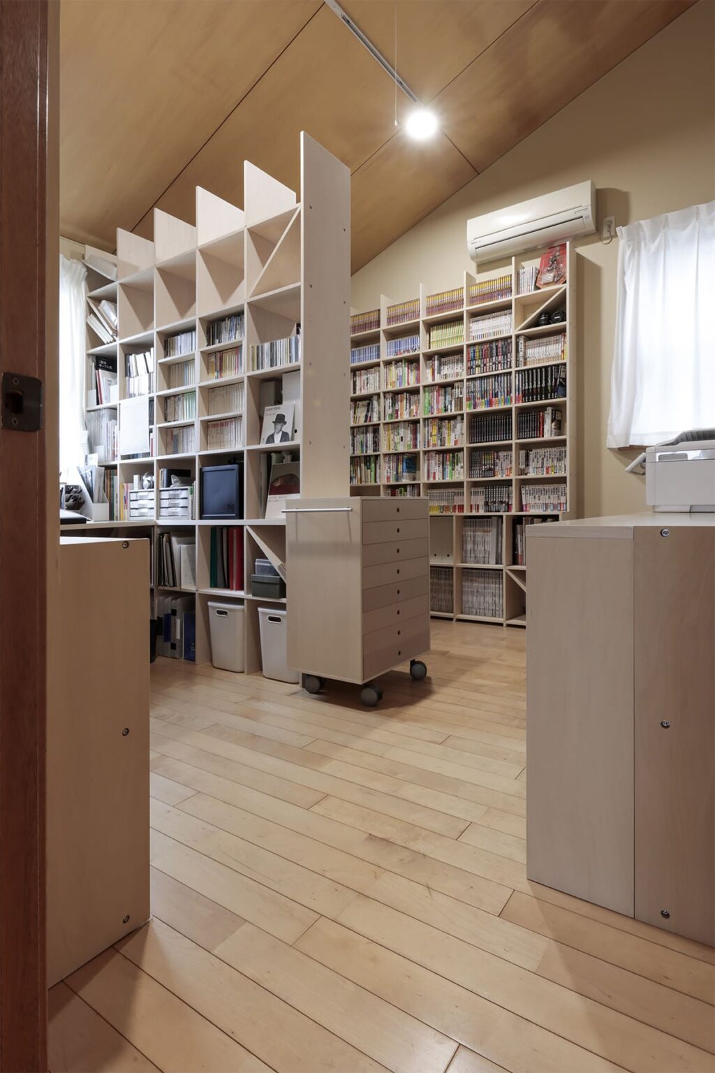 川の字に並ぶ本棚で構成した、二つのワークスペース - Shelf 壁一面の本棚 奥行350mm - マルゲリータお客様事例