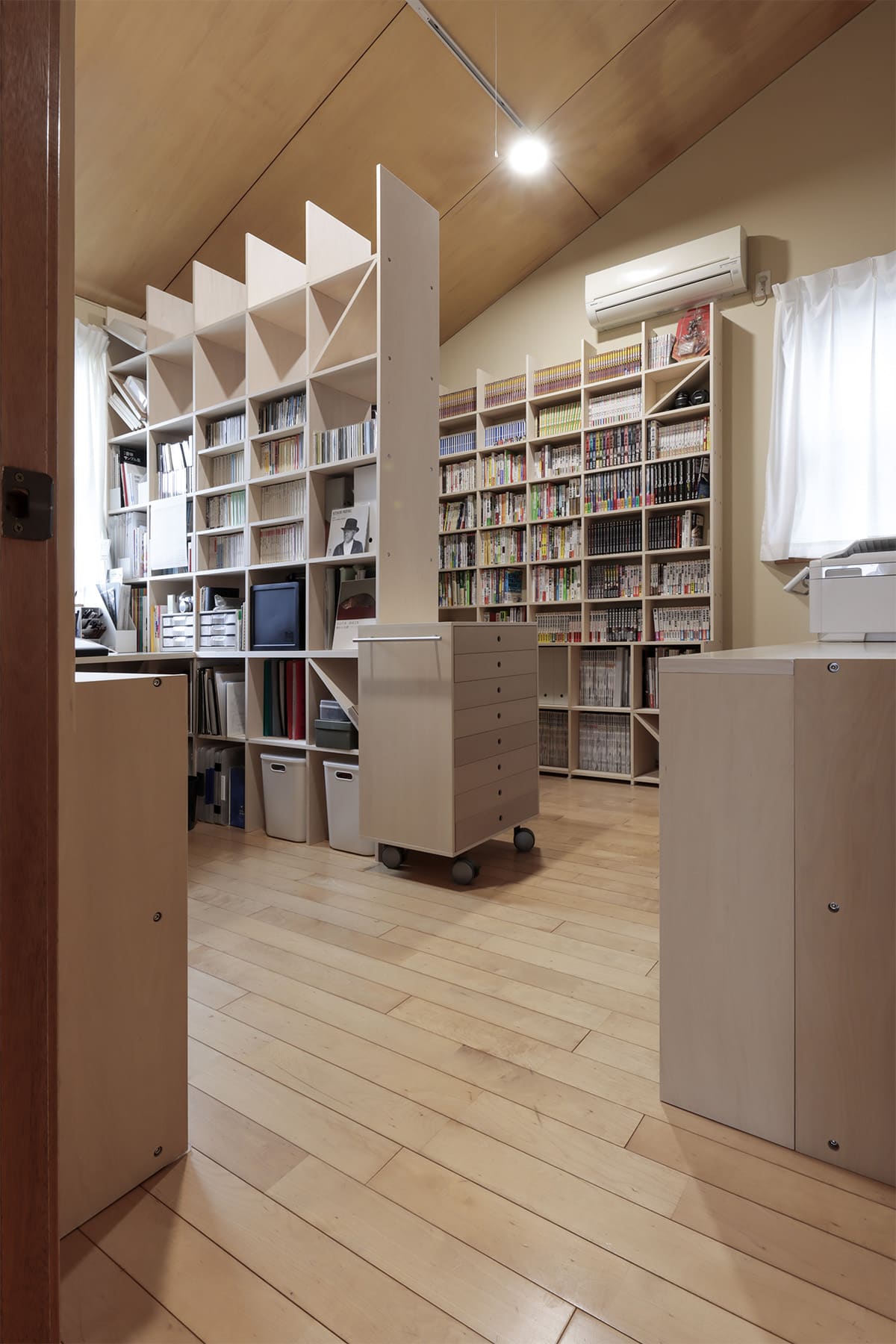 川の字に並ぶ本棚で構成した、二つのワークスペース - Shelf 壁一面の本棚 奥行350mm - マルゲリータお客様事例