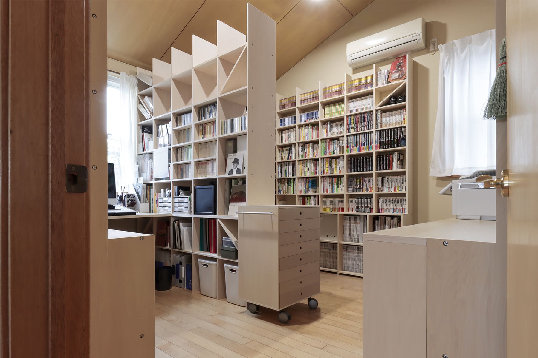 川の字に並ぶ本棚で構成した、二つのワークスペース - Shelf 壁一面の本棚 奥行350mm - マルゲリータお客様事例
