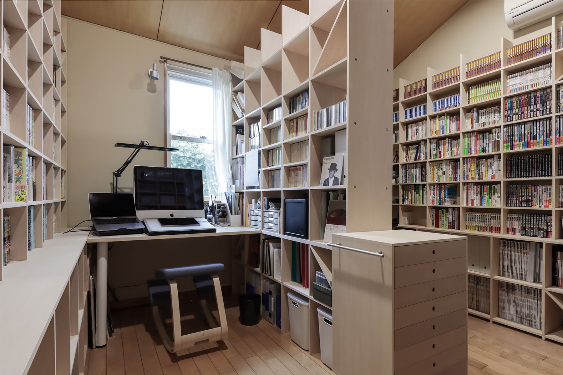 川の字に並ぶ本棚で構成した、二つのワークスペース - Shelf 壁一面の本棚 奥行350mm - マルゲリータお客様事例