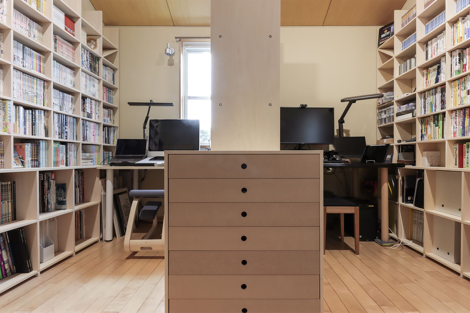 川の字に並ぶ本棚で構成した、二つのワークスペース - Shelf 壁一面の本棚 奥行350mm - マルゲリータお客様事例