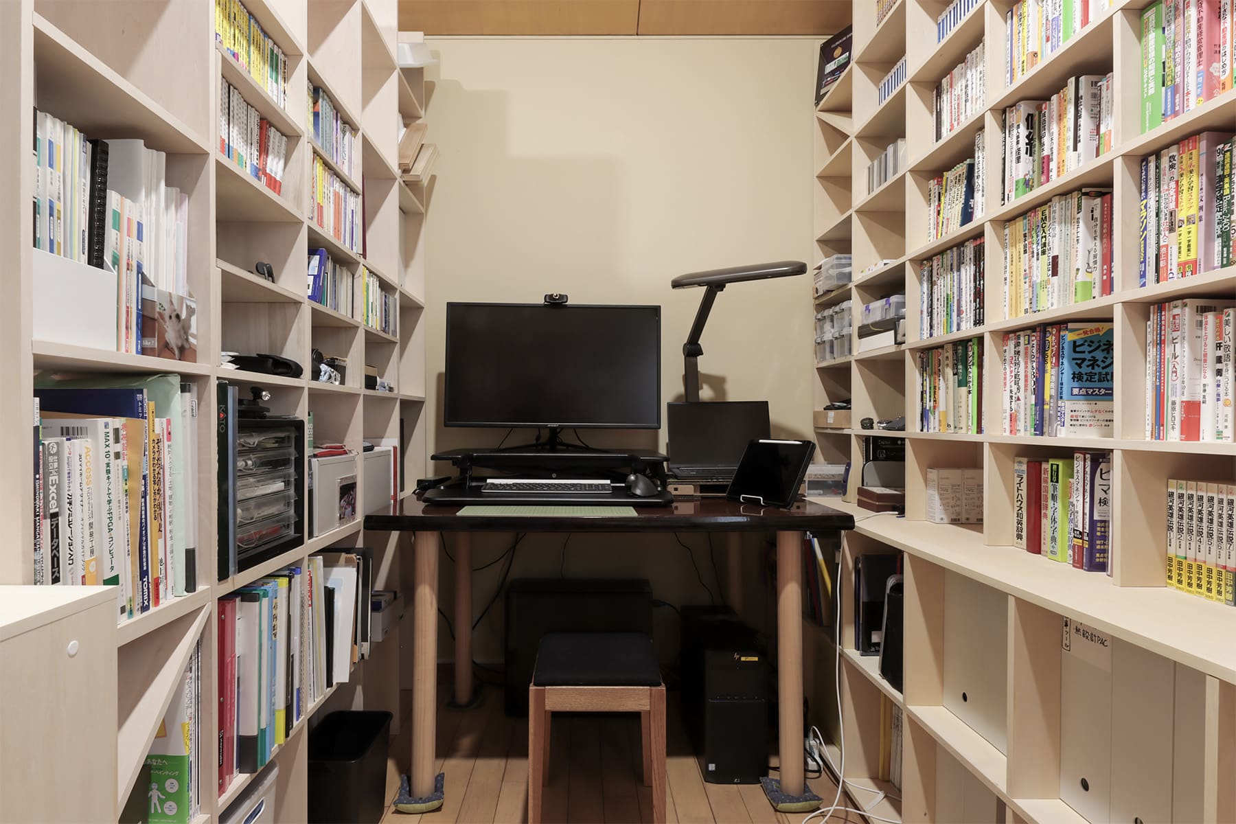 川の字に並ぶ本棚で構成した、二つのワークスペース - Shelf 壁一面の本棚 奥行350mm - マルゲリータお客様事例