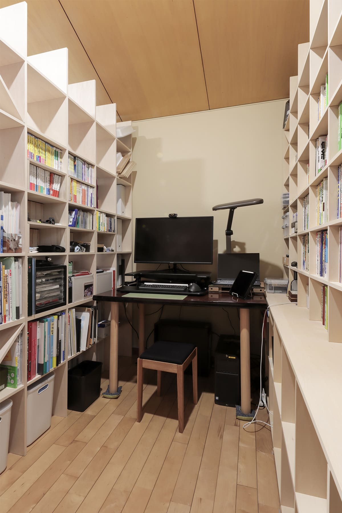 川の字に並ぶ本棚で構成した、二つのワークスペース - Shelf 壁一面の本棚 奥行350mm - マルゲリータお客様事例