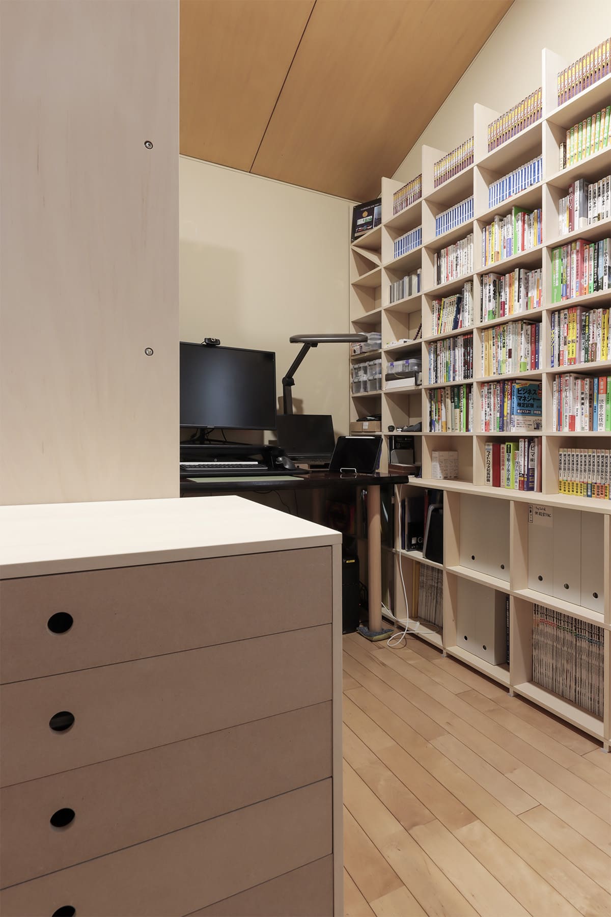川の字に並ぶ本棚で構成した、二つのワークスペース - Shelf 壁一面の本棚 奥行350mm - マルゲリータお客様事例