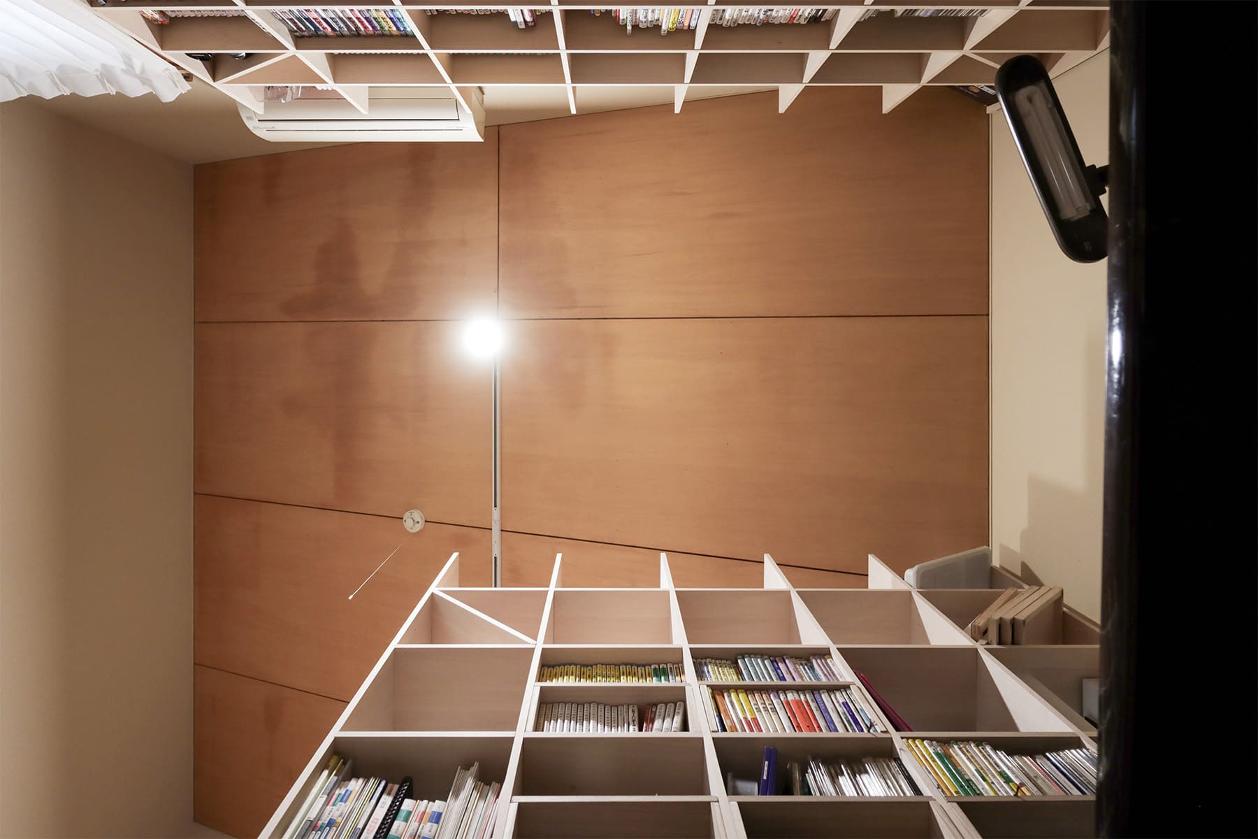 川の字に並ぶ本棚で構成した、二つのワークスペース - Shelf 壁一面の本棚 奥行350mm - マルゲリータお客様事例