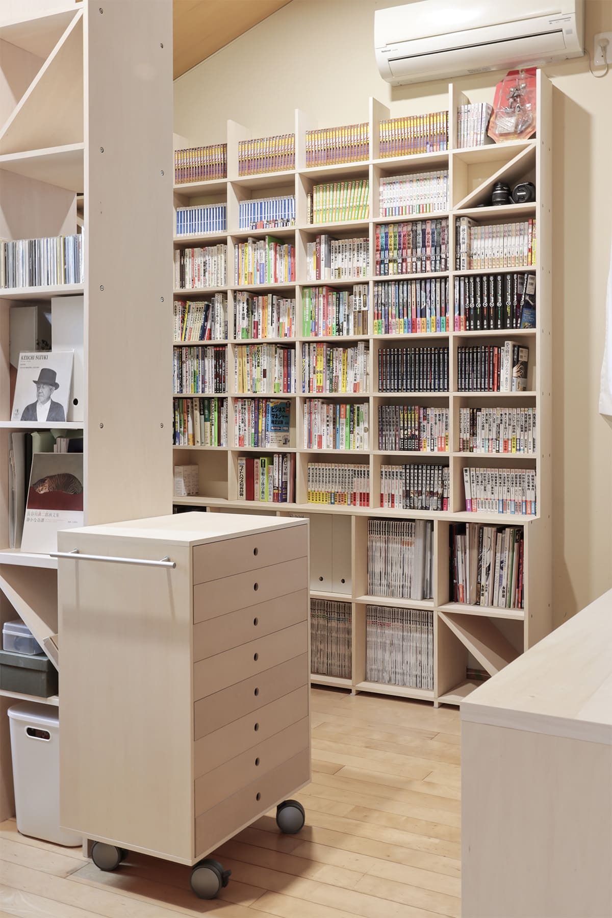 川の字に並ぶ本棚で構成した、二つのワークスペース - Shelf 壁一面の本棚 奥行350mm - マルゲリータお客様事例