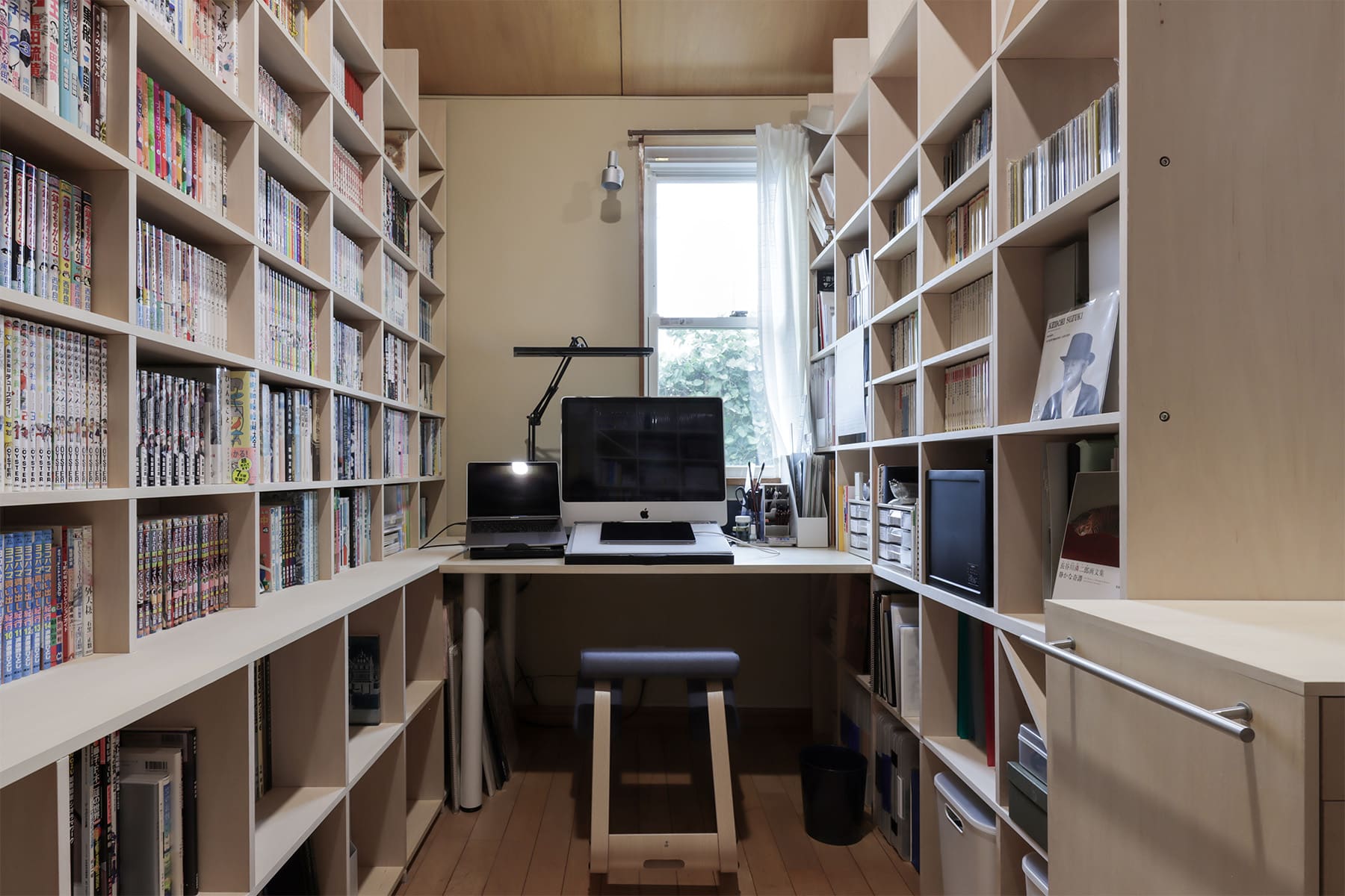川の字に並ぶ本棚で構成した、二つのワークスペース - Shelf 壁一面の本棚 奥行350mm - マルゲリータお客様事例