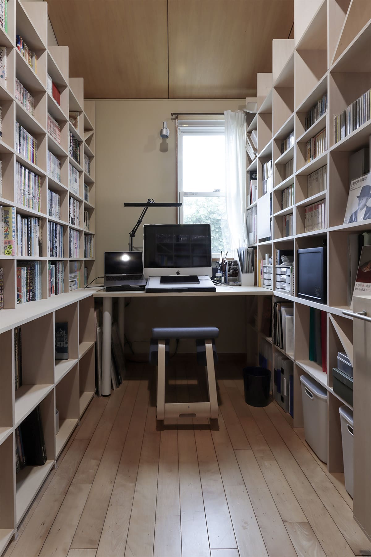 川の字に並ぶ本棚で構成した、二つのワークスペース - Shelf 壁一面の本棚 奥行350mm - マルゲリータお客様事例