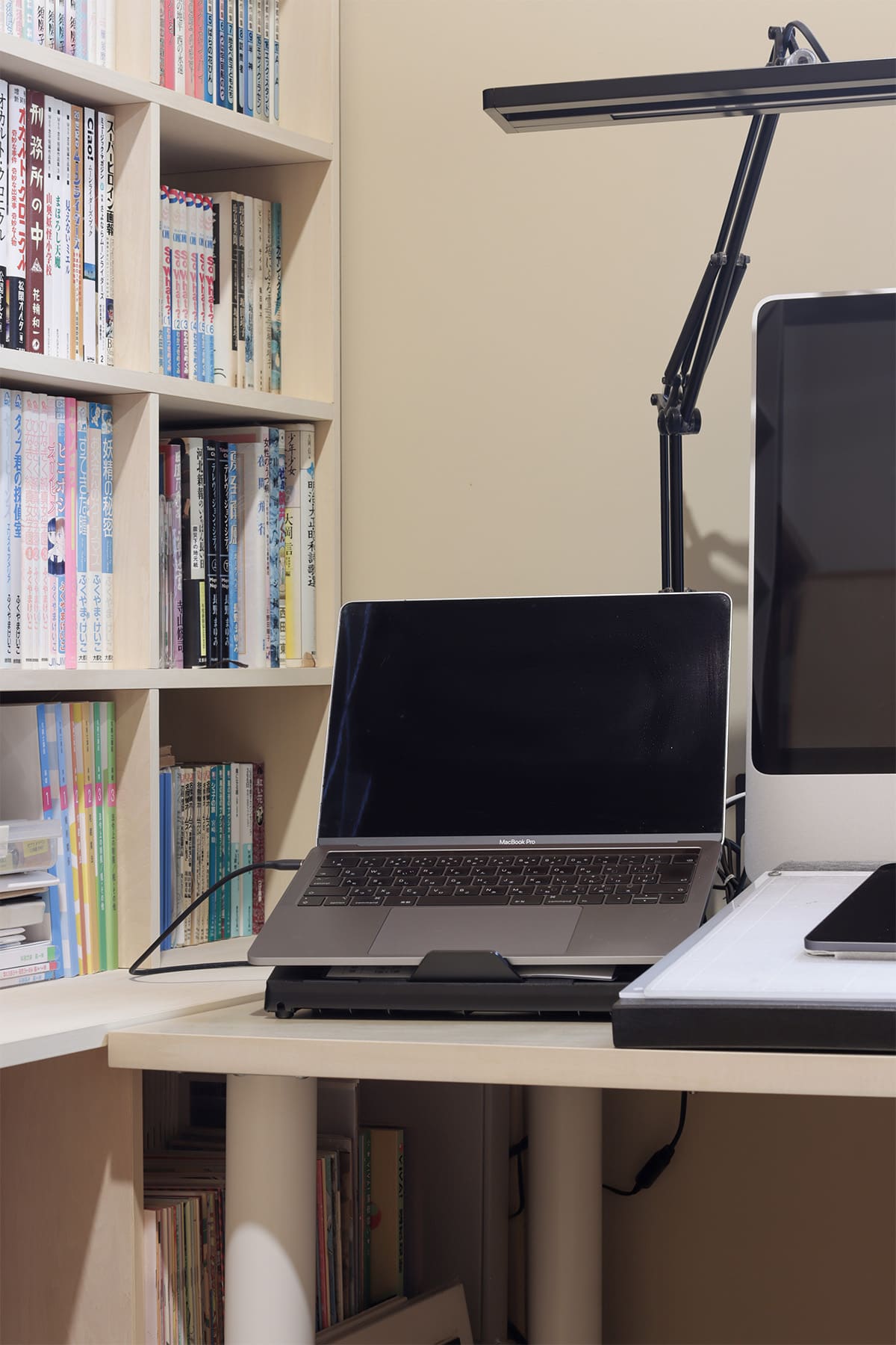 川の字に並ぶ本棚で構成した、二つのワークスペース - Shelf 壁一面の本棚 奥行350mm - マルゲリータお客様事例