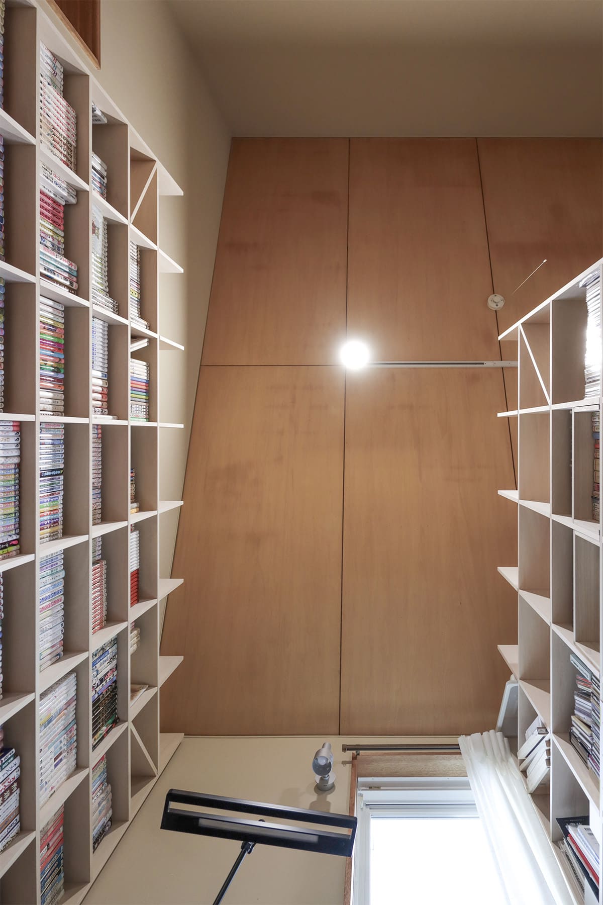 川の字に並ぶ本棚で構成した、二つのワークスペース - Shelf 壁一面の本棚 奥行350mm - マルゲリータお客様事例
