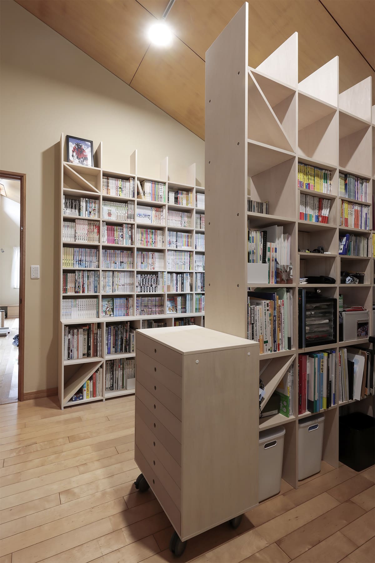 川の字に並ぶ本棚で構成した、二つのワークスペース - Shelf 壁一面の本棚 奥行350mm - マルゲリータお客様事例