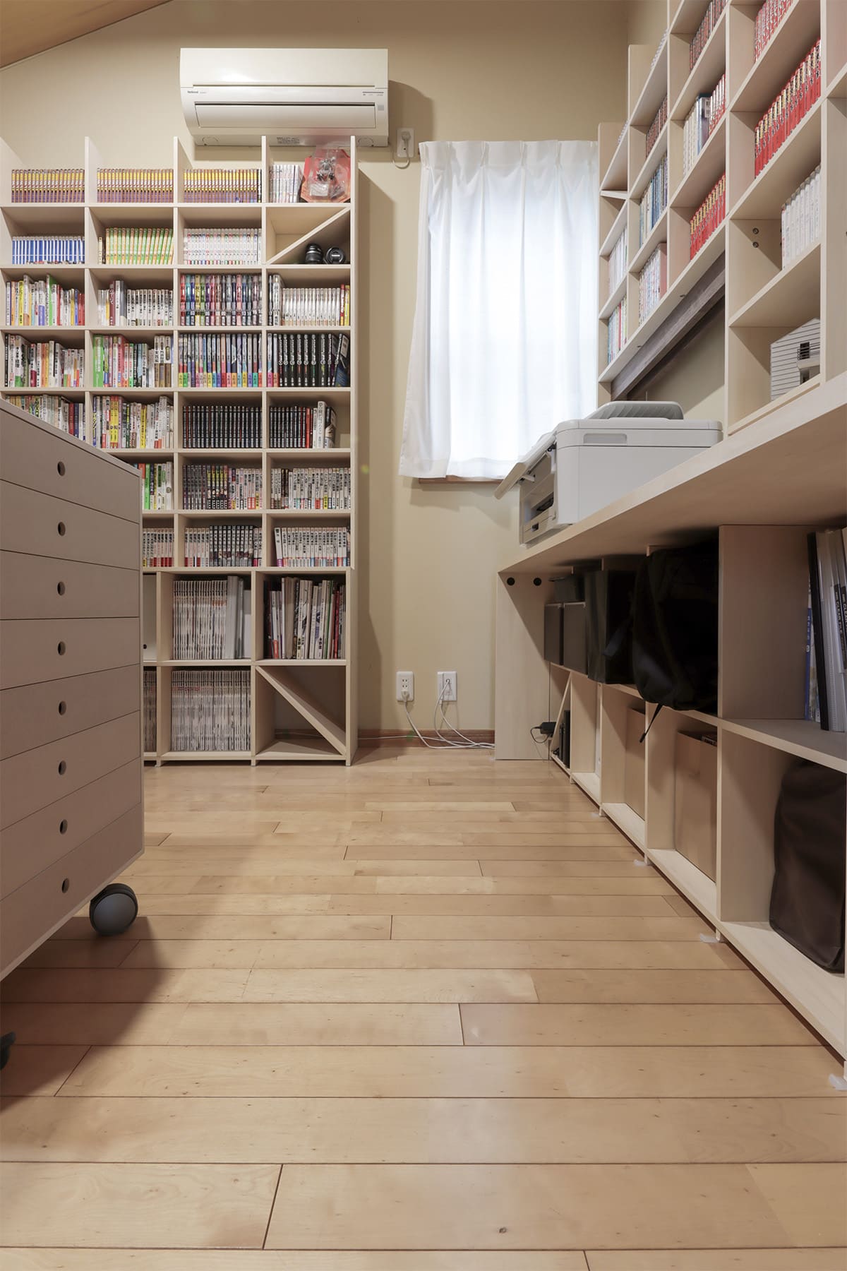 川の字に並ぶ本棚で構成した、二つのワークスペース - Shelf 壁一面の本棚 奥行350mm - マルゲリータお客様事例