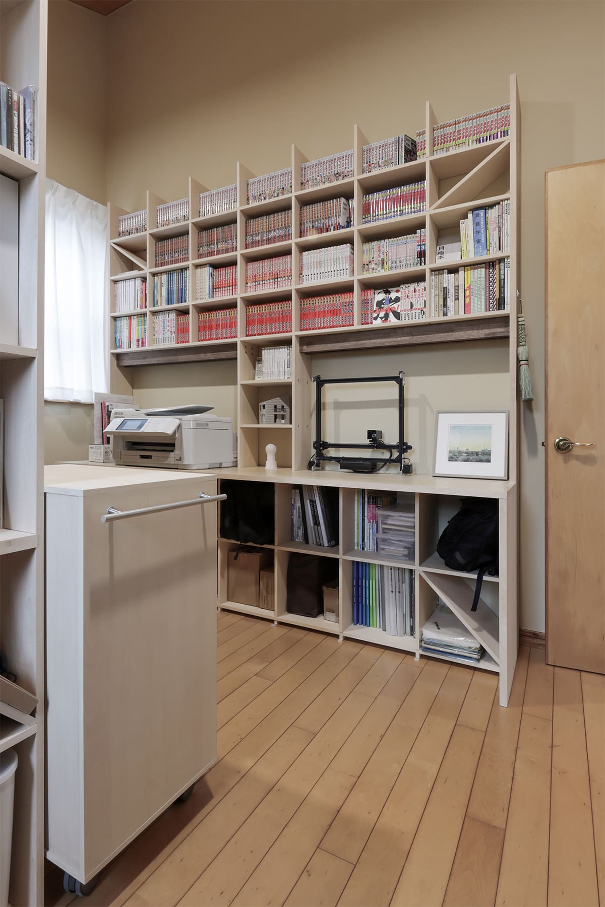 川の字に並ぶ本棚で構成した、二つのワークスペース - Shelf 壁一面の本棚 奥行350mm - マルゲリータお客様事例