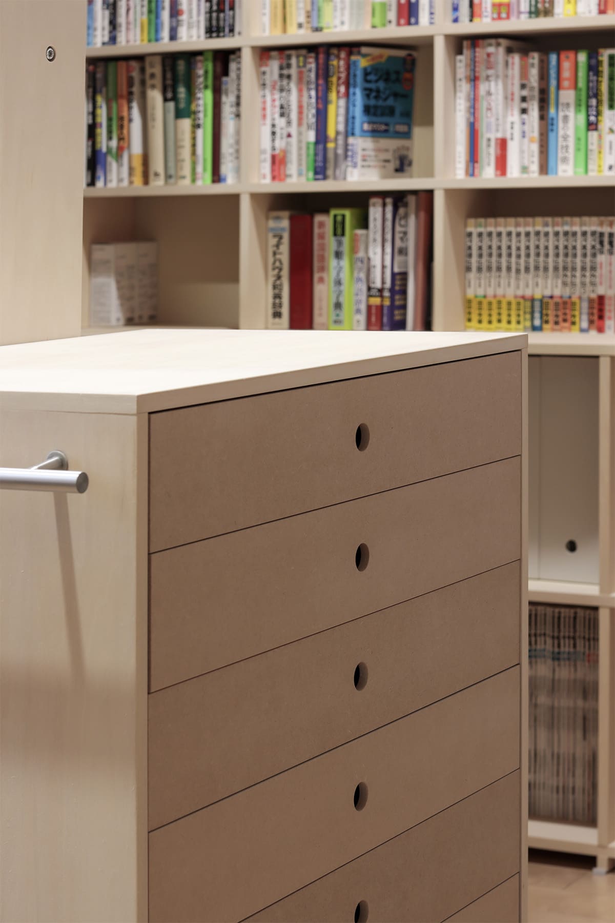川の字に並ぶ本棚で構成した、二つのワークスペース - Shelf 壁一面の本棚 奥行350mm - マルゲリータお客様事例
