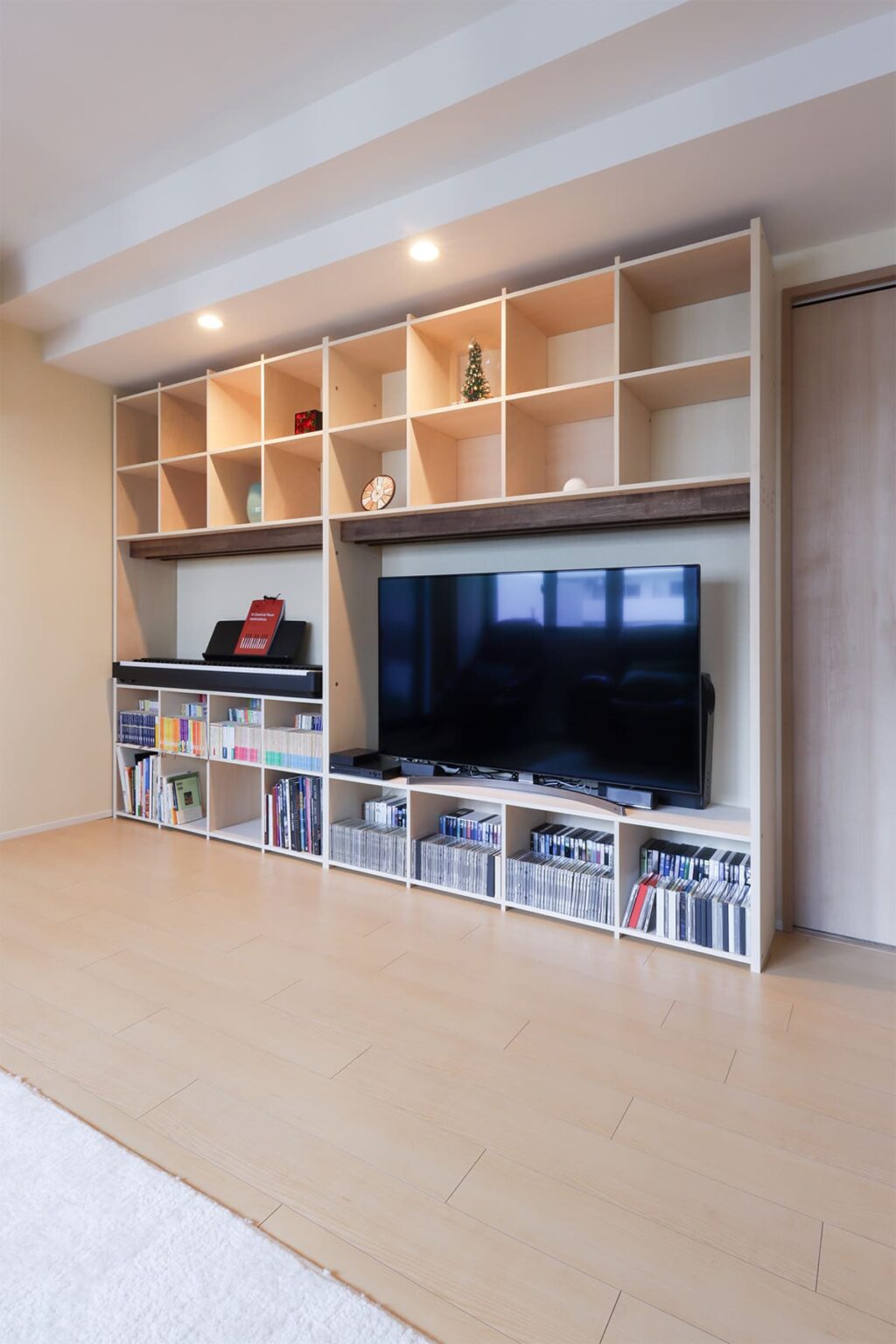 リビングの大型テレビ台・ボード・ハイタイプ収納の選び方|壁面収納の事例も紹介