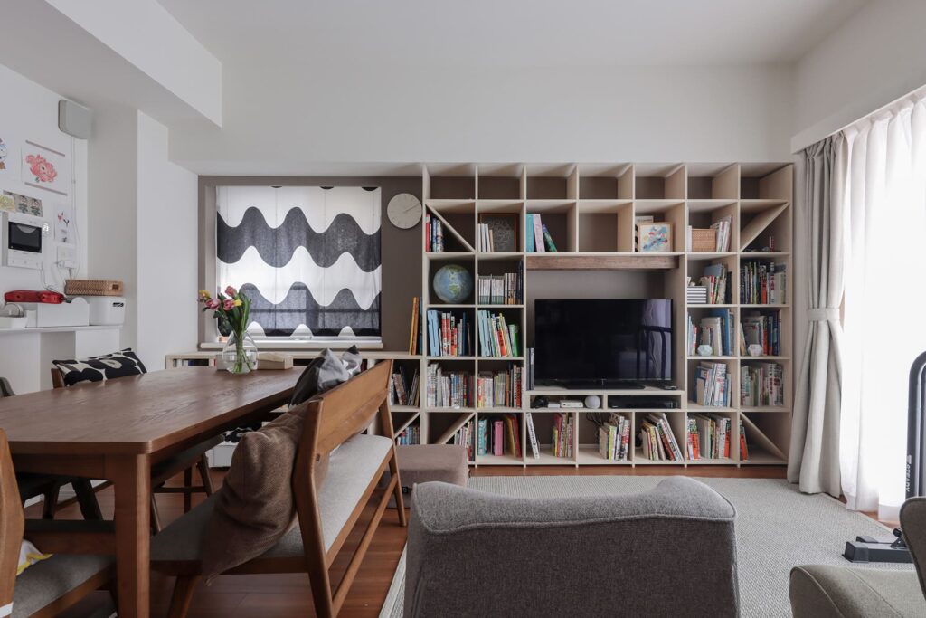 リビングの大型テレビ台・ボード・ハイタイプ収納の選び方|壁面収納の事例も紹介
