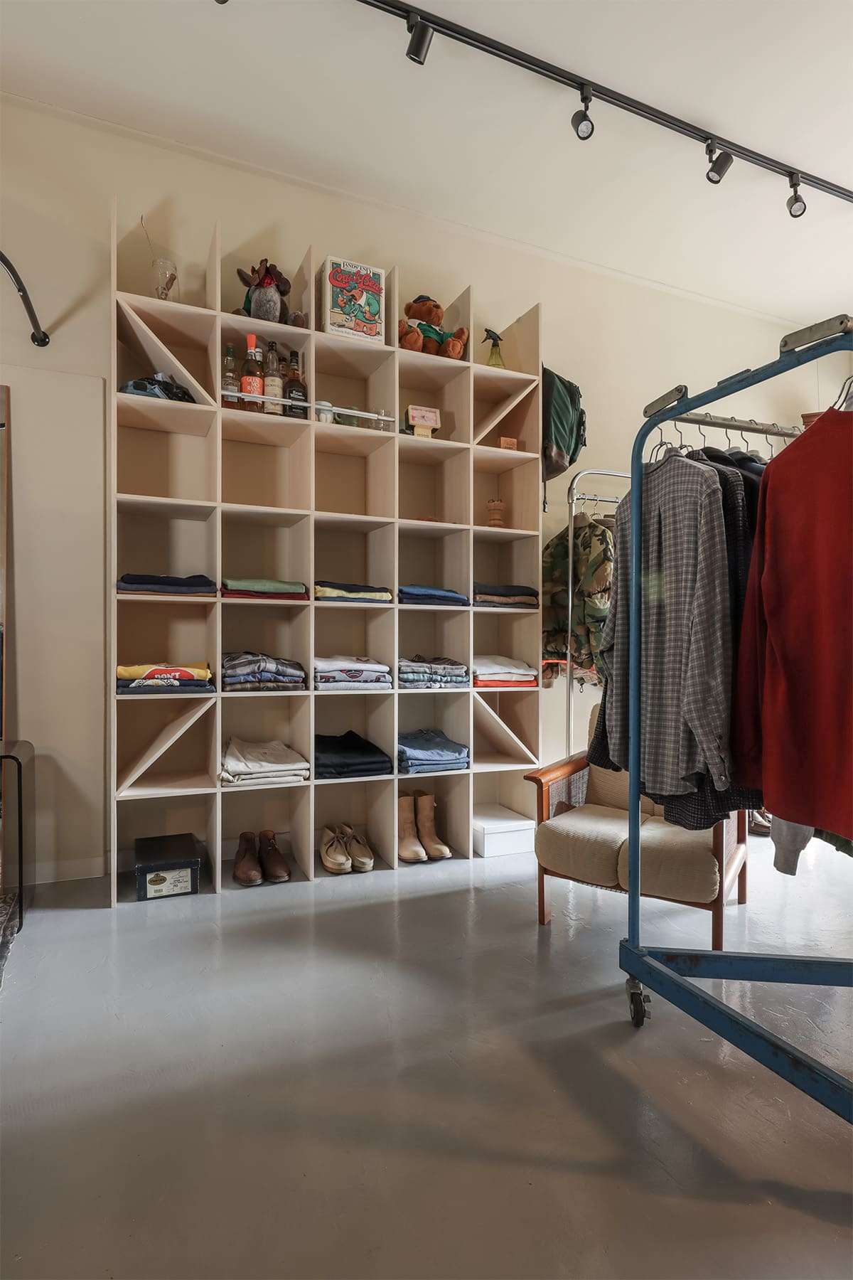 店舗ディスプレイ棚の選び方　おしゃれな業務用の陳列什器の実例をご紹介