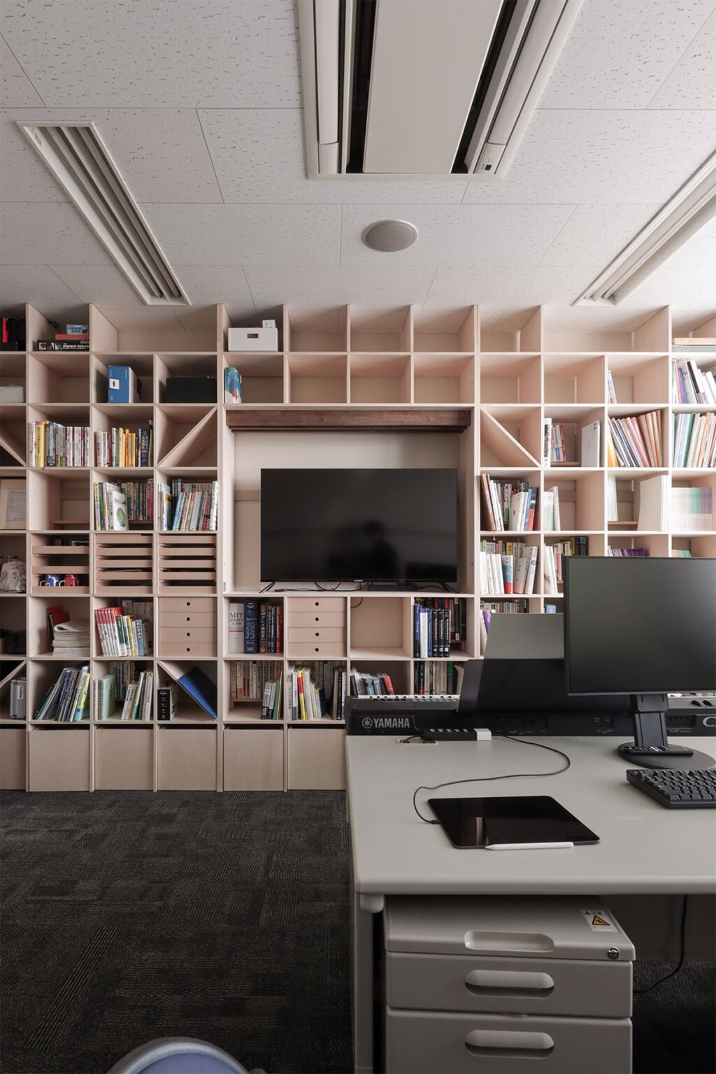 聴覚研究を支える、壁一面本棚の研究室 - Shelf 壁一面の本棚 奥行350mm - マルゲリータお客様事例