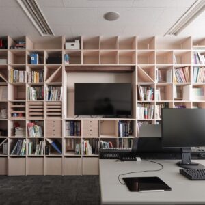 聴覚研究を支える、壁一面本棚の研究室 - Shelf 壁一面の本棚 奥行350mm - マルゲリータお客様事例