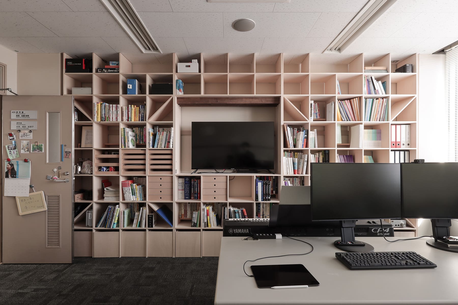 聴覚研究を支える、壁一面本棚の研究室 - Shelf 壁一面の本棚 奥行350mm - マルゲリータお客様事例