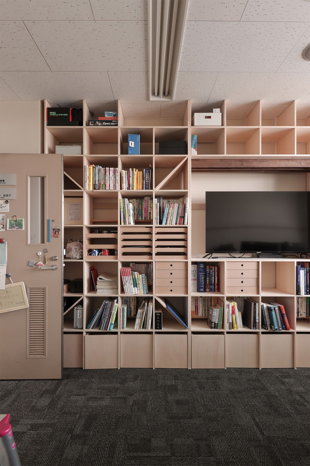 聴覚研究を支える、壁一面本棚の研究室 - Shelf 壁一面の本棚 奥行350mm - マルゲリータお客様事例