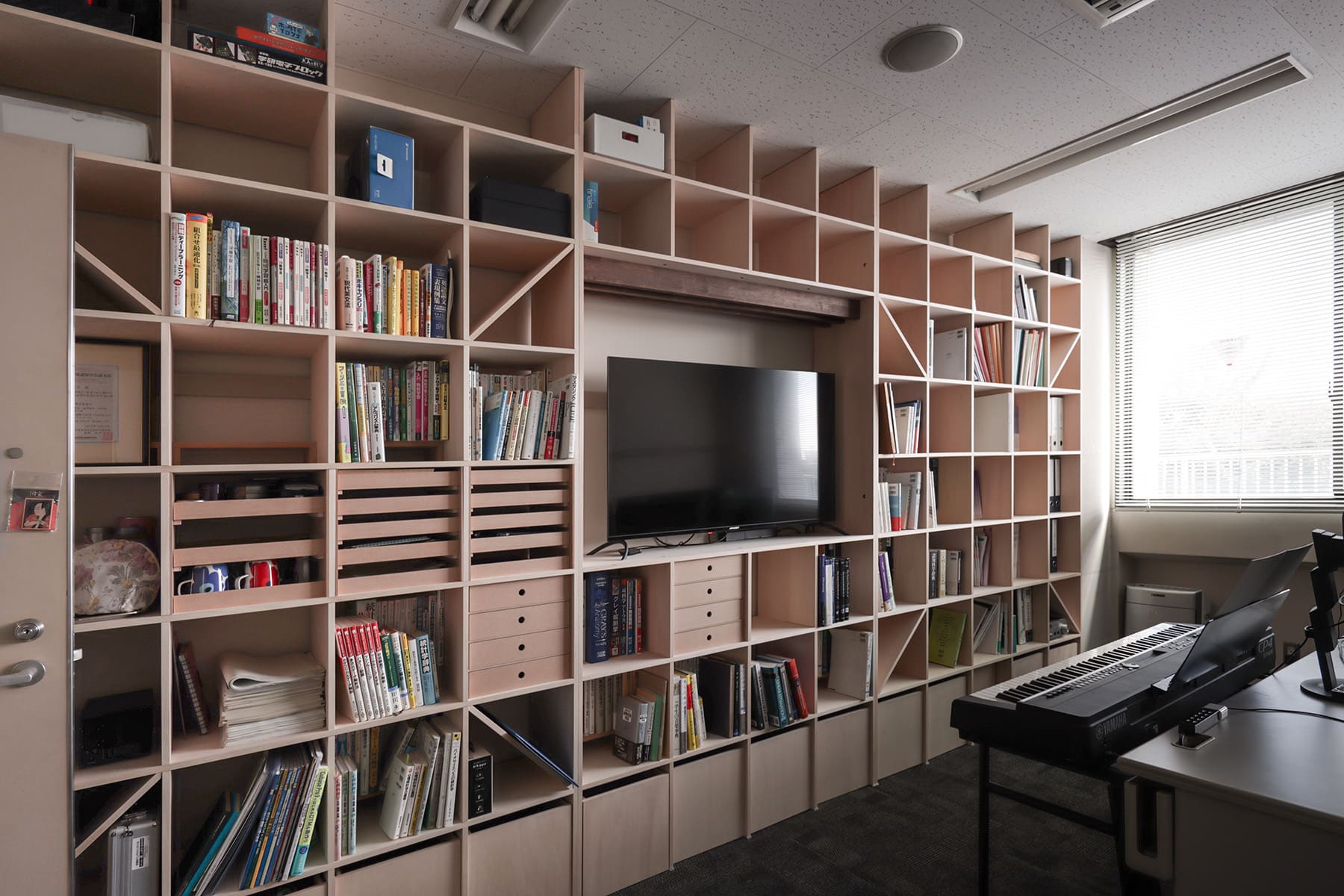 聴覚研究を支える、壁一面本棚の研究室 - Shelf 壁一面の本棚 奥行350mm - マルゲリータお客様事例